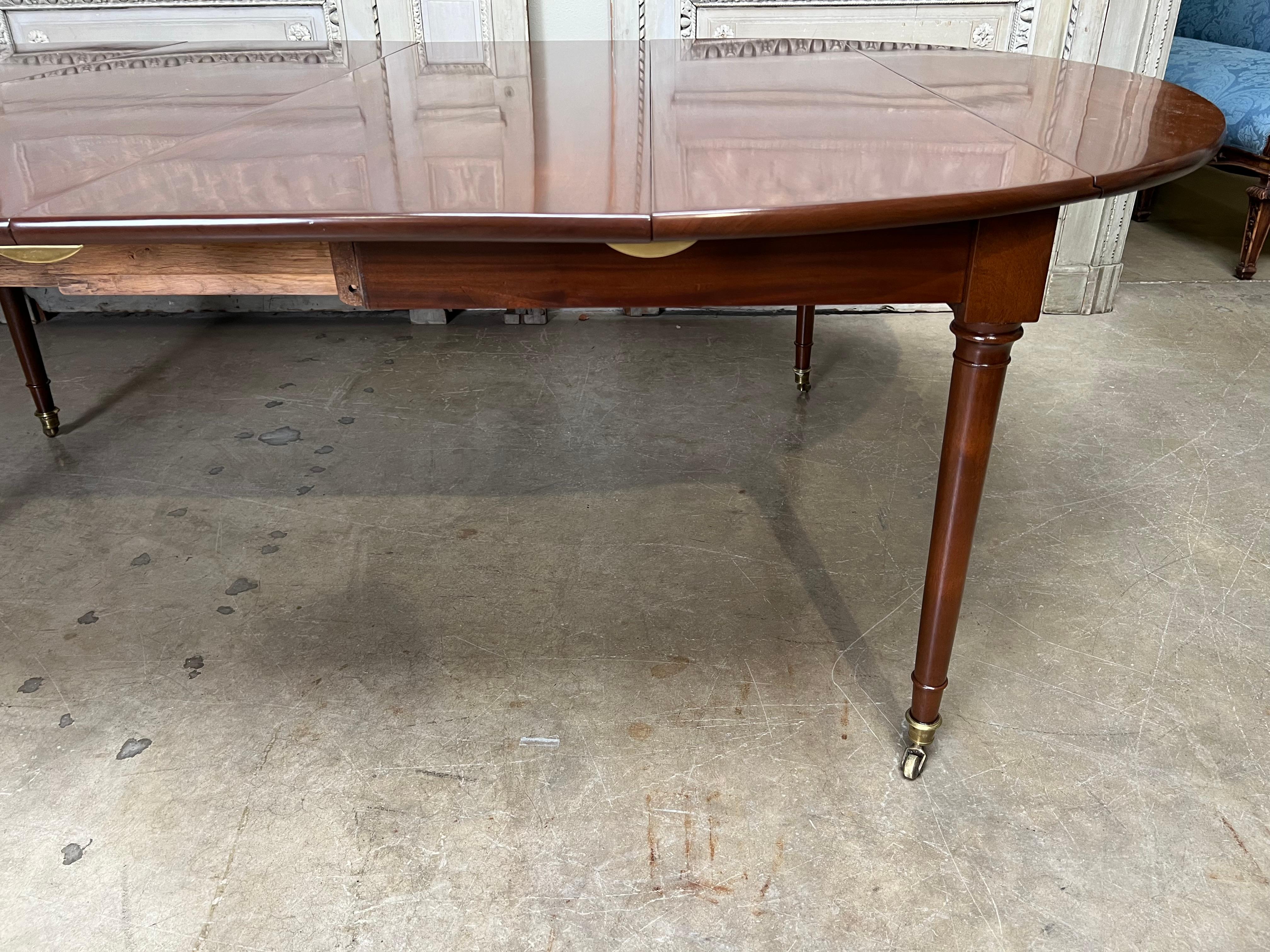 Grande table de salle à manger française Louis XVI du 18ème siècle en acajou. en vente 7