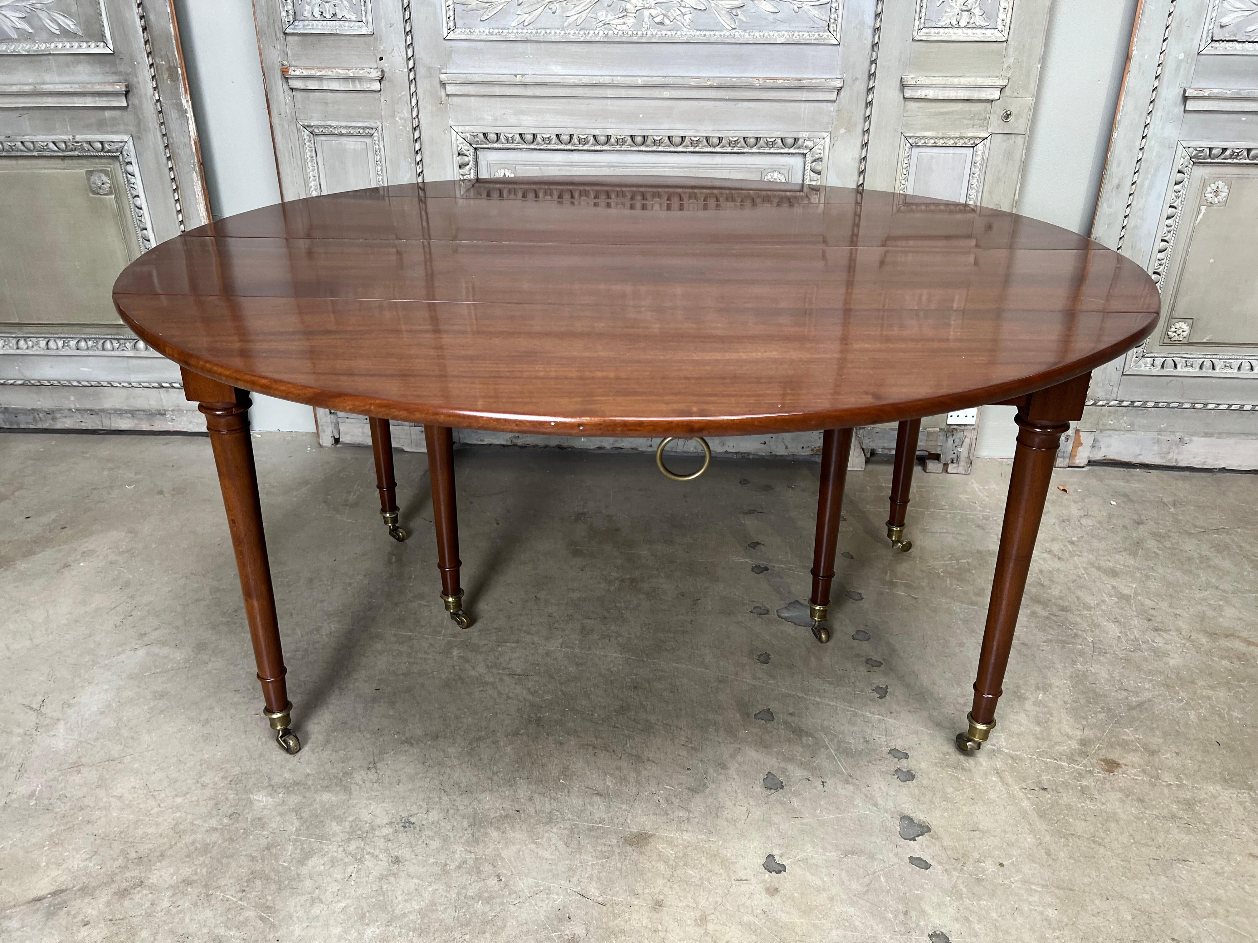 Großer französischer Louis-XVI-Mahagoni-Esstisch mit fünf Blättern 
Dieser außergewöhnliche Tisch ist äußerst dekorativ und sehr funktionell, da er durch Hinzufügen oder Abnehmen der Blätter in verschiedenen Längen erhältlich ist.  Der Tisch hat ein