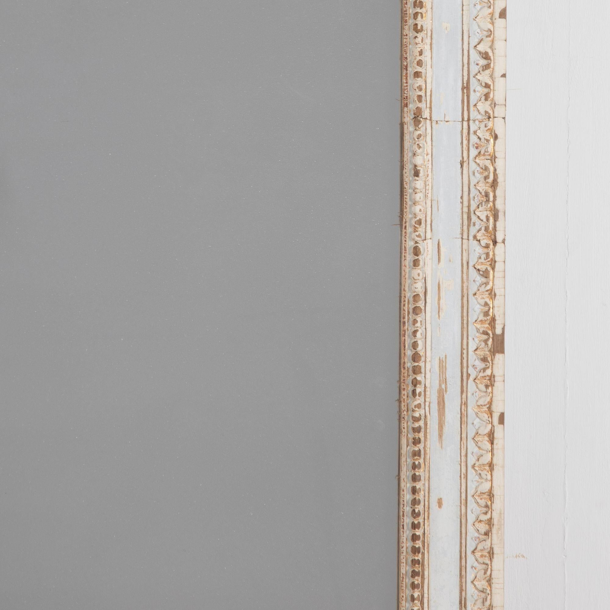 Uno splendido specchio in scala del XVIII secolo in stile Luigi XVI.
In vernice antica e gesso.
Circa 1800.