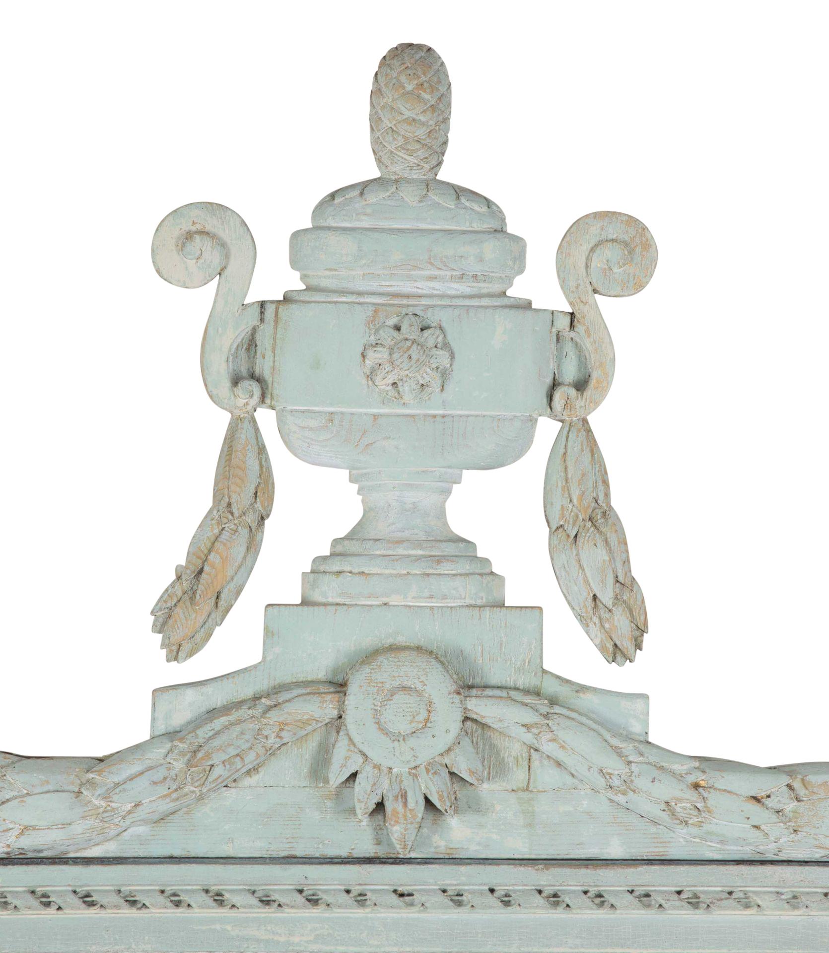 Grand miroir d'époque Louis XVI du 18ème siècle en bois sculpté et peinture d'origine. 
Miroir au mercure original. Très bon état. 