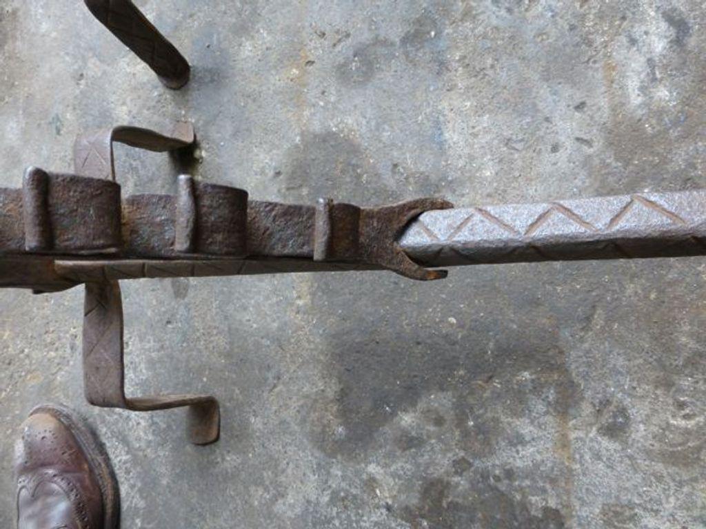 Bellissimi androni francesi del XVIII secolo in ferro battuto. Lo stile degli androni è quello del periodo gotico. Hanno una patina marrone naturale. Gli androni sono dotati di ganci per spiedini per grigliare il cibo. Sono in buone condizioni,