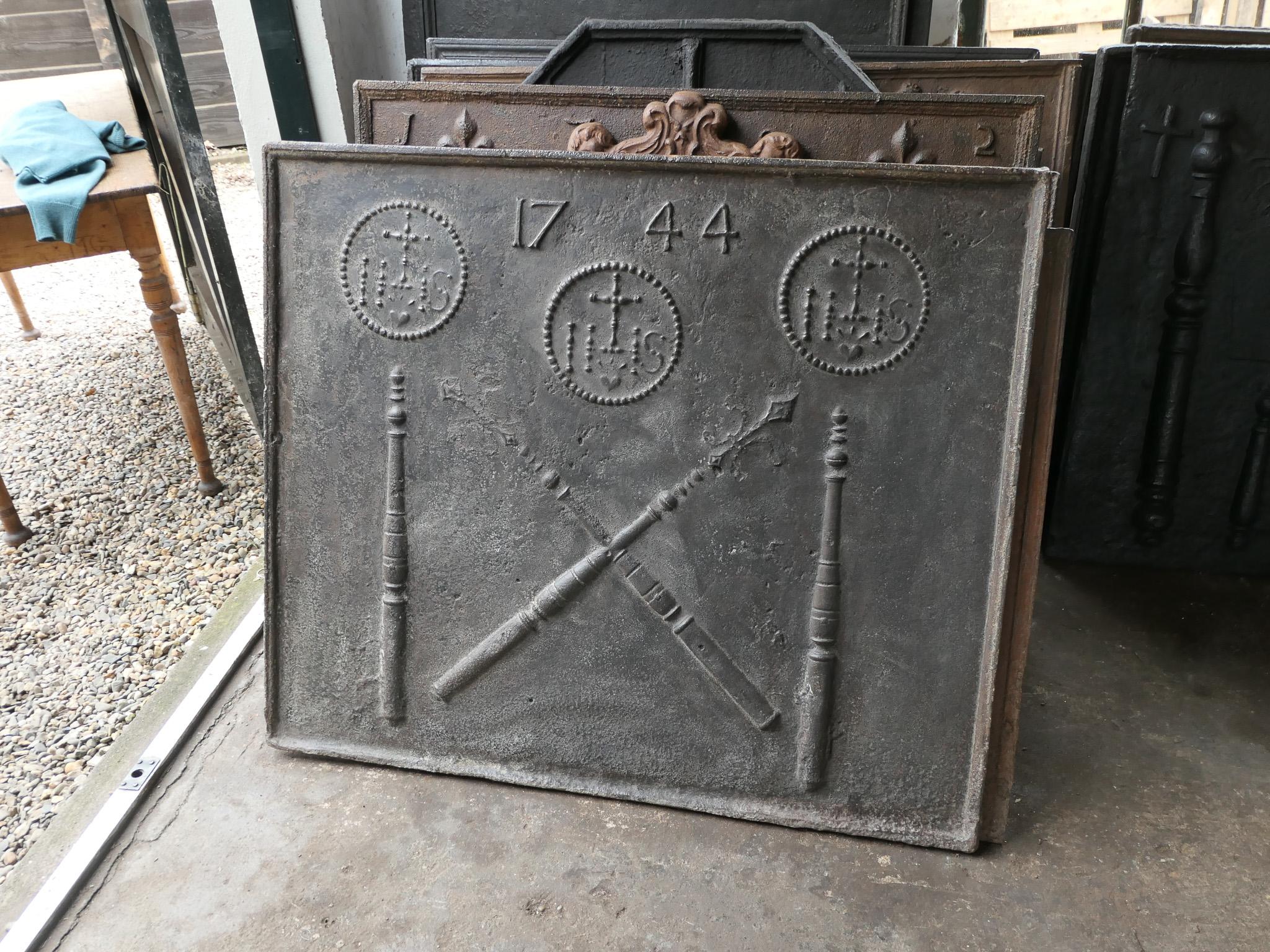 Large 18th Century French 'Pillars with IHS Monogram' Fireback / Backsplash In Good Condition For Sale In Amerongen, NL