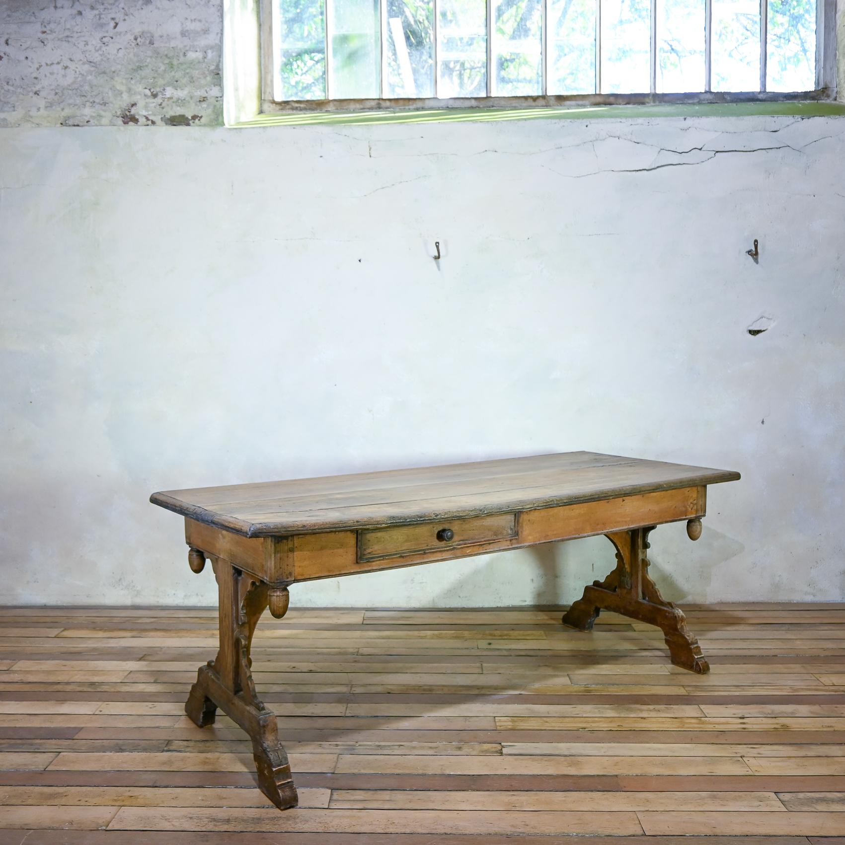 Große 18. Jahrhundert Französisch Provincial Bauernhaus Küche Tisch Schublade Nussbaum im Angebot 6