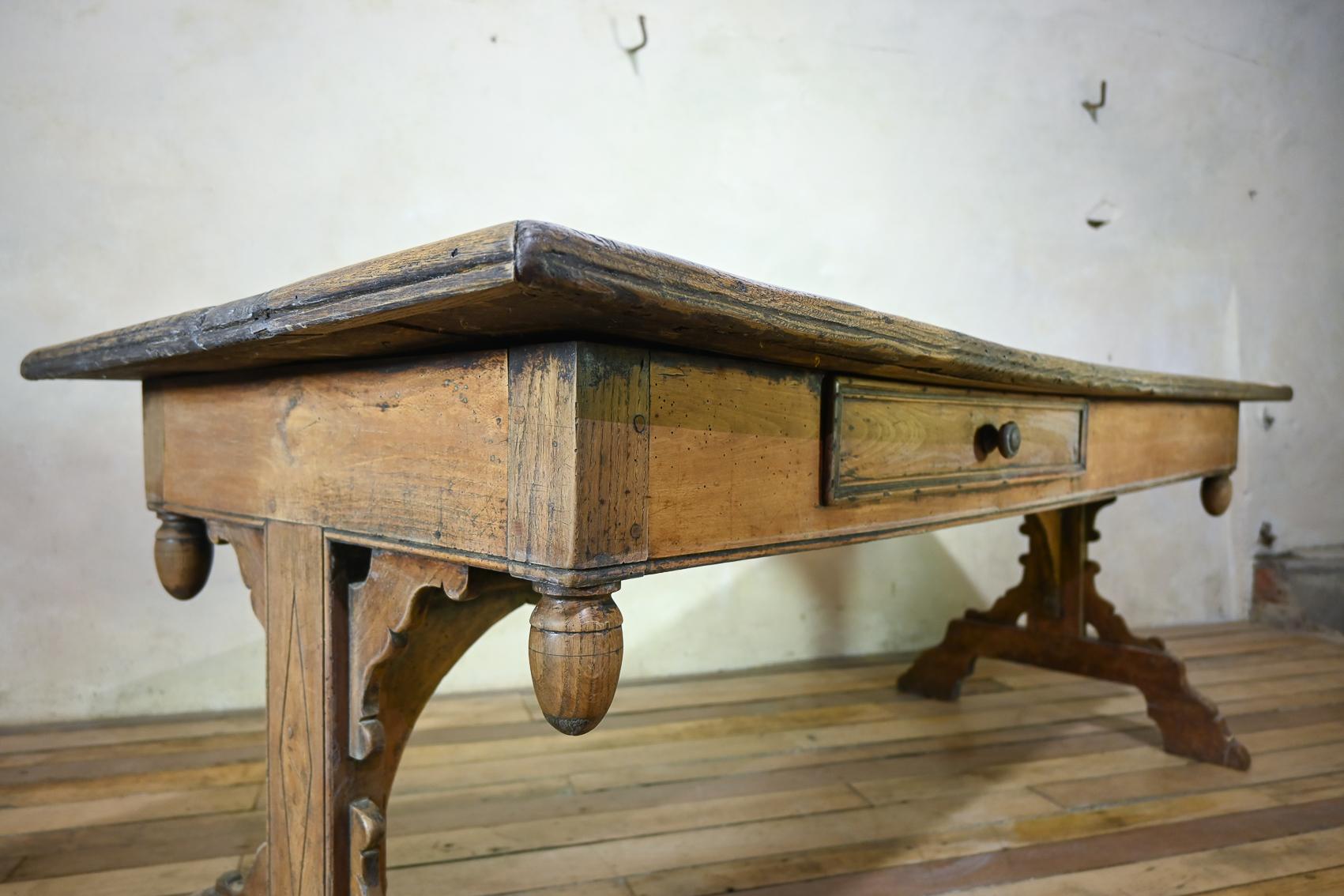 Große 18. Jahrhundert Französisch Provincial Bauernhaus Küche Tisch Schublade Nussbaum im Zustand „Gut“ im Angebot in Basingstoke, Hampshire
