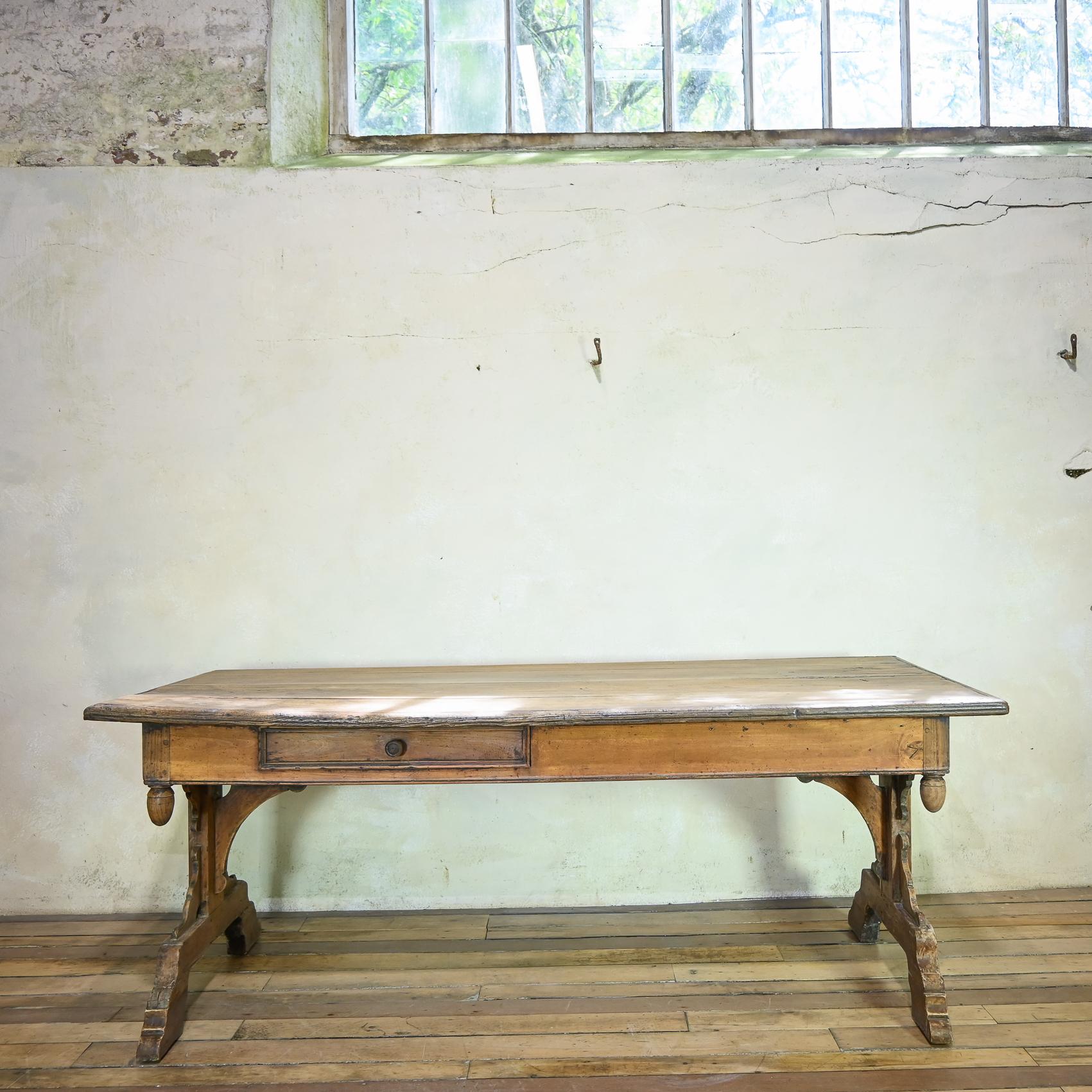 Große 18. Jahrhundert Französisch Provincial Bauernhaus Küche Tisch Schublade Nussbaum im Angebot 1