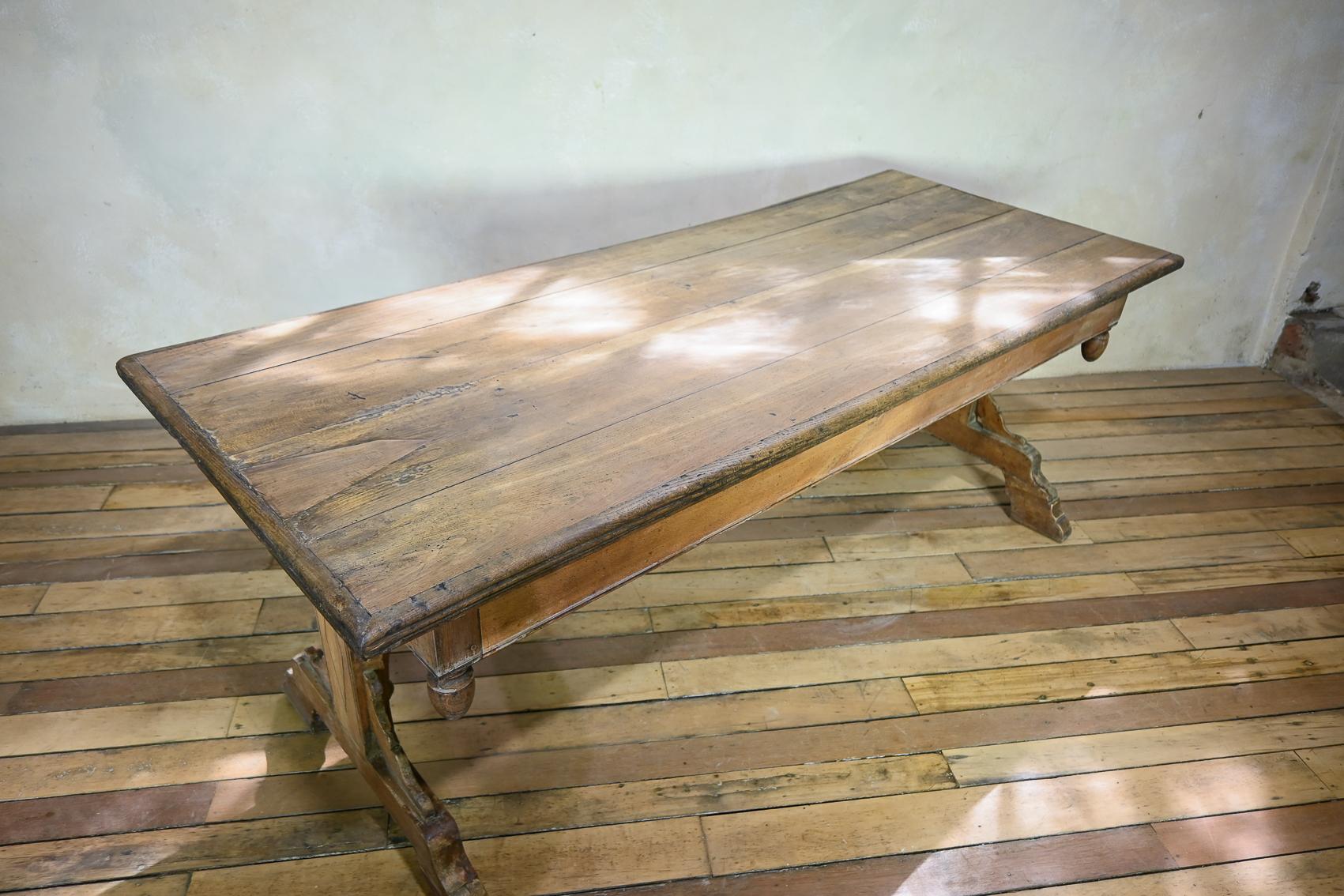 Große 18. Jahrhundert Französisch Provincial Bauernhaus Küche Tisch Schublade Nussbaum im Angebot 3