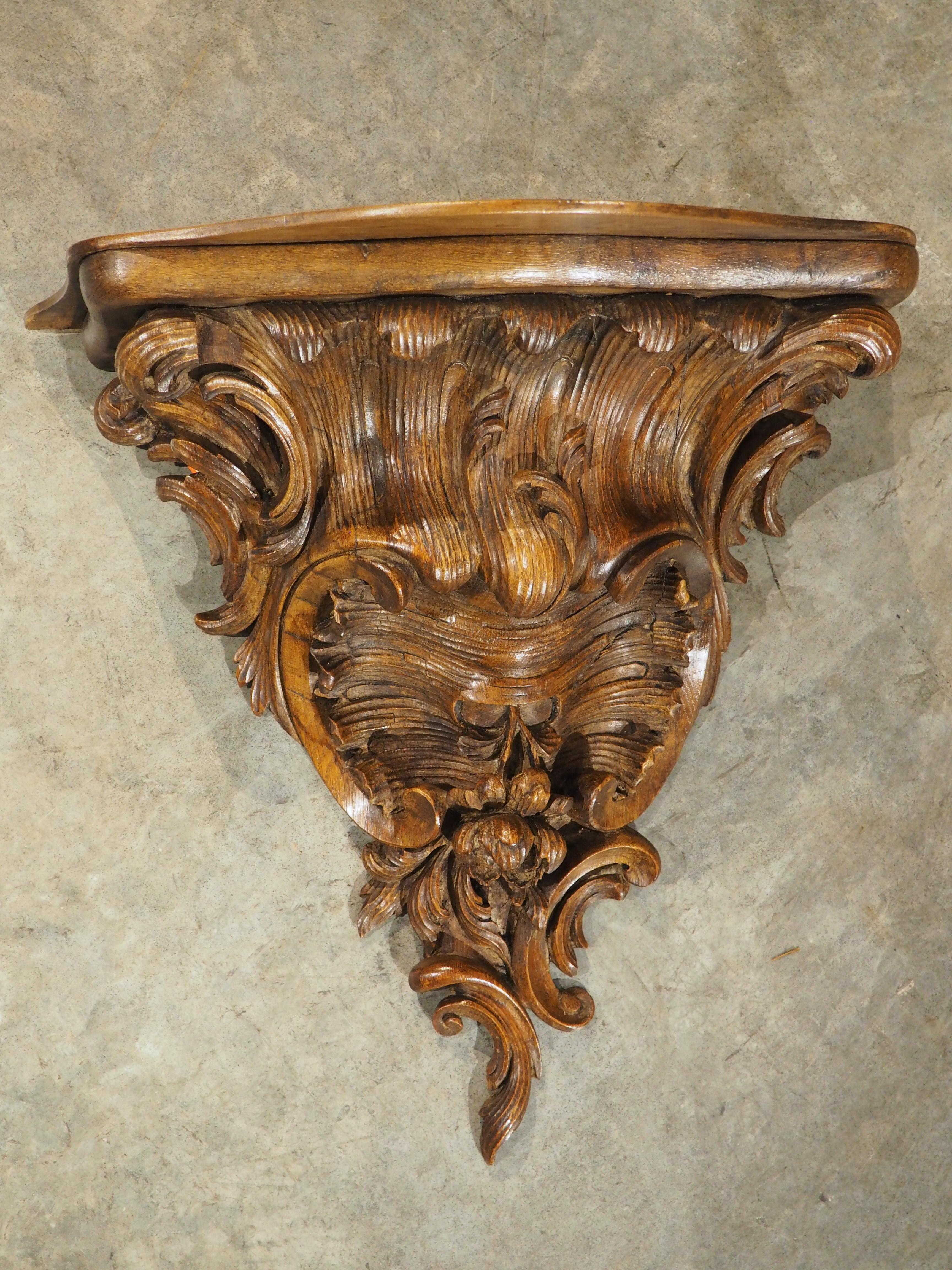 Große French Rococo Étagère Wandhalterung aus geschnitzter Eiche aus dem 18. im Angebot 2