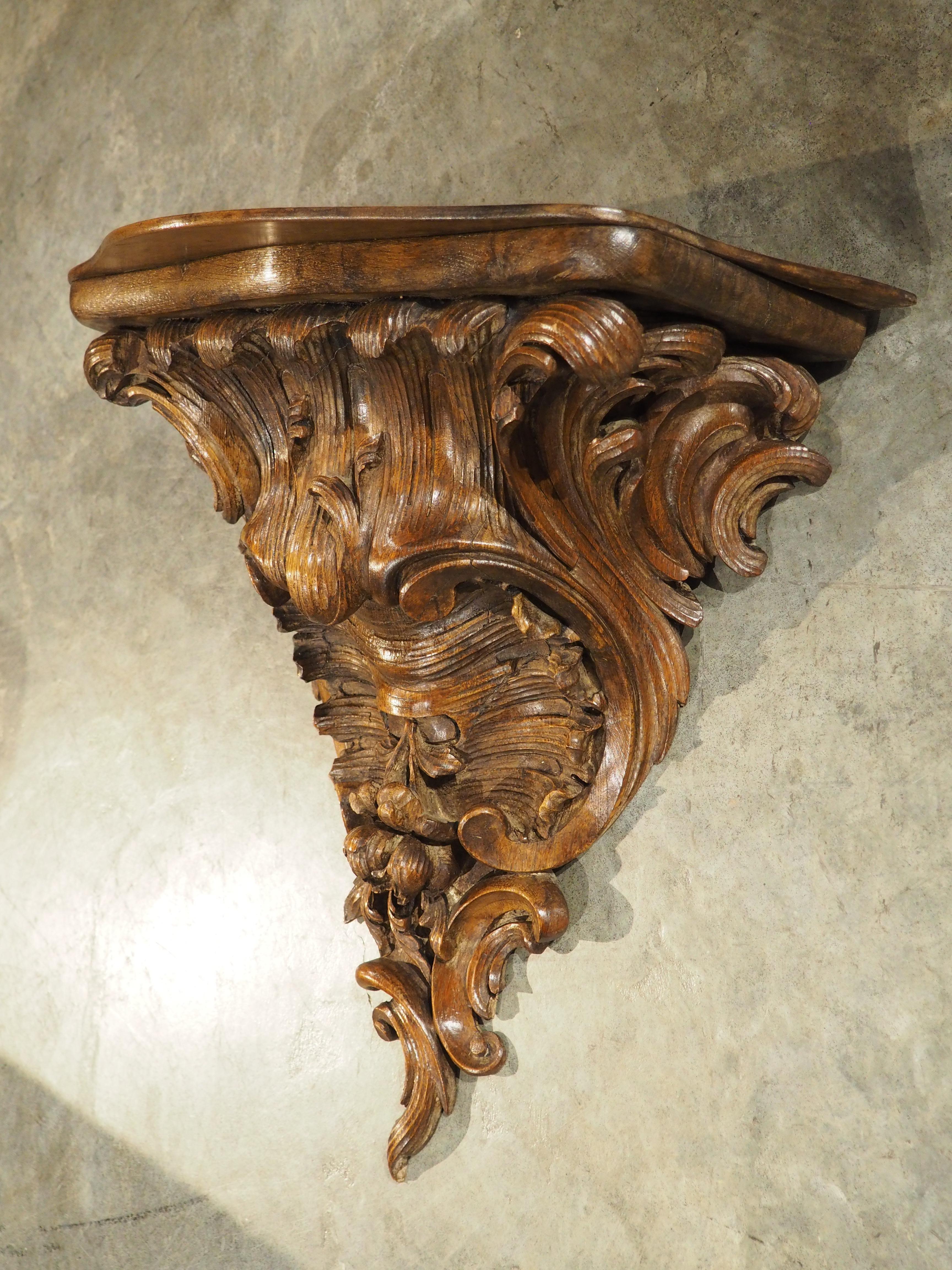 Große French Rococo Étagère Wandhalterung aus geschnitzter Eiche aus dem 18. im Angebot 3