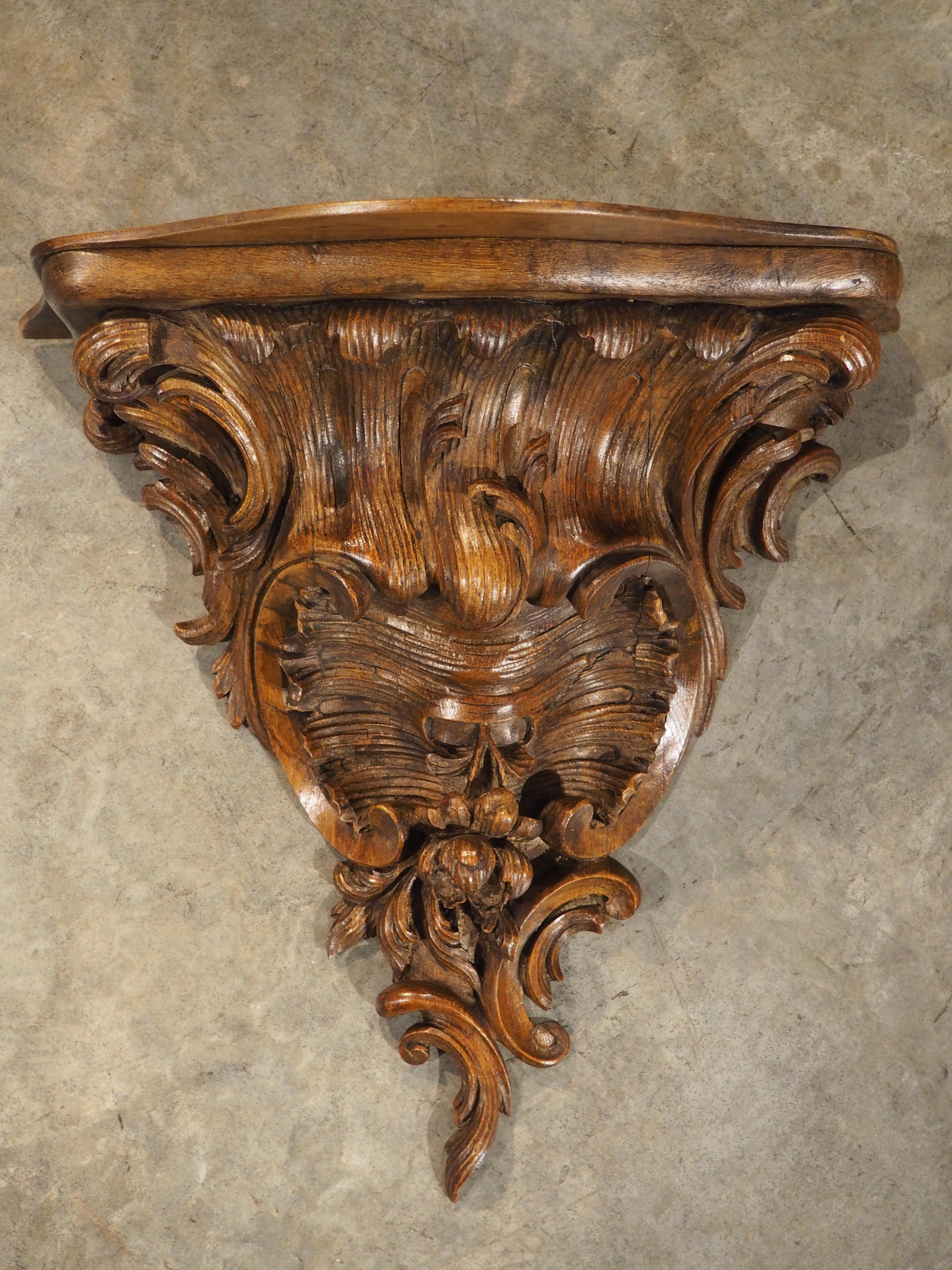 Große French Rococo Étagère Wandhalterung aus geschnitzter Eiche aus dem 18. im Angebot 8