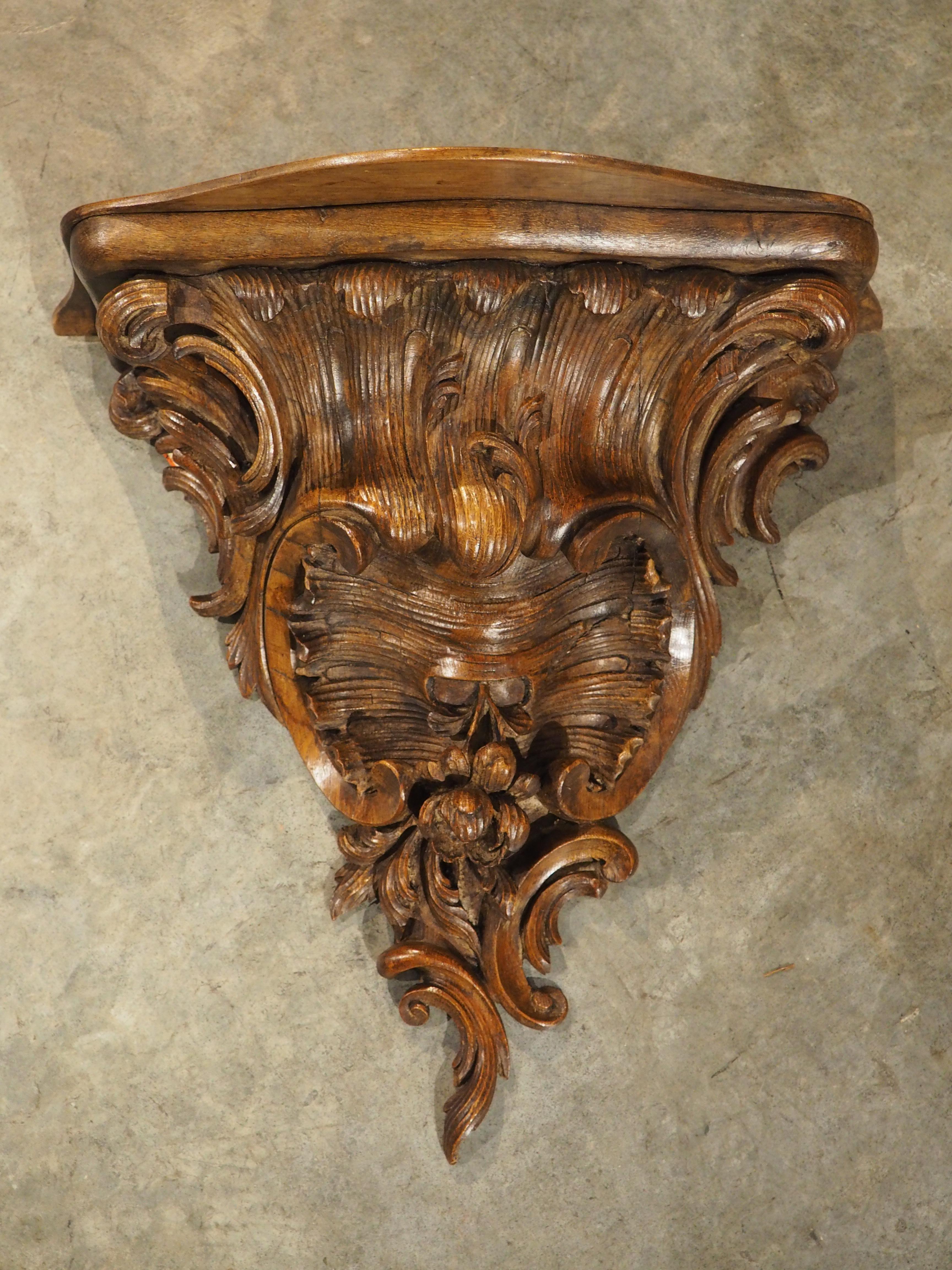 Weitere Informationen folgen in Kürze...

Diese in Frankreich als étagère bezeichnete Wandkonsole wurde von Hand aus Eichenholz geschnitzt.  Es handelt sich um ein Stück aus der Zeit Ludwigs XV. um 1700, wie die von der Natur beeinflussten