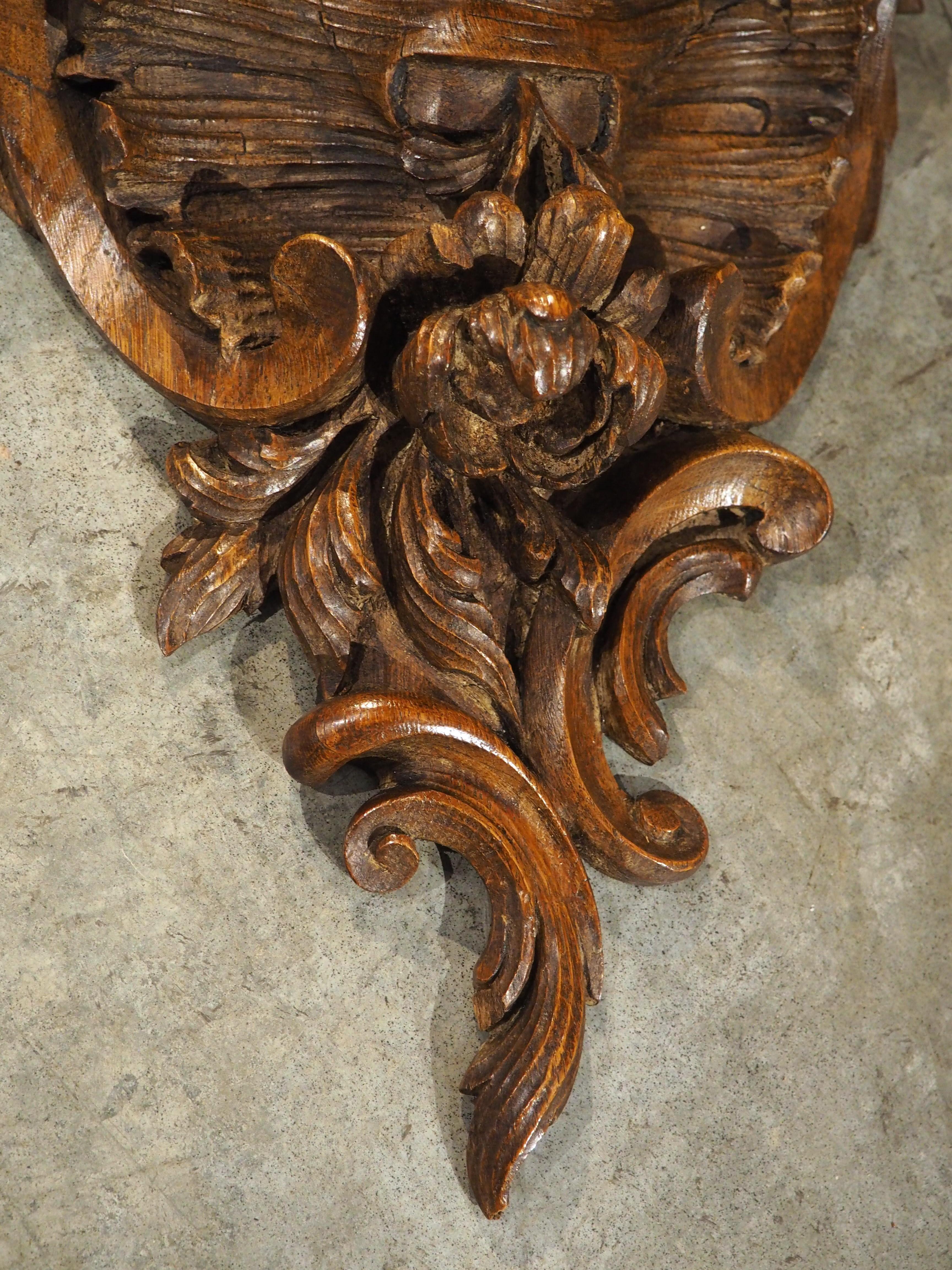 Große French Rococo Étagère Wandhalterung aus geschnitzter Eiche aus dem 18. (Louis XV.) im Angebot