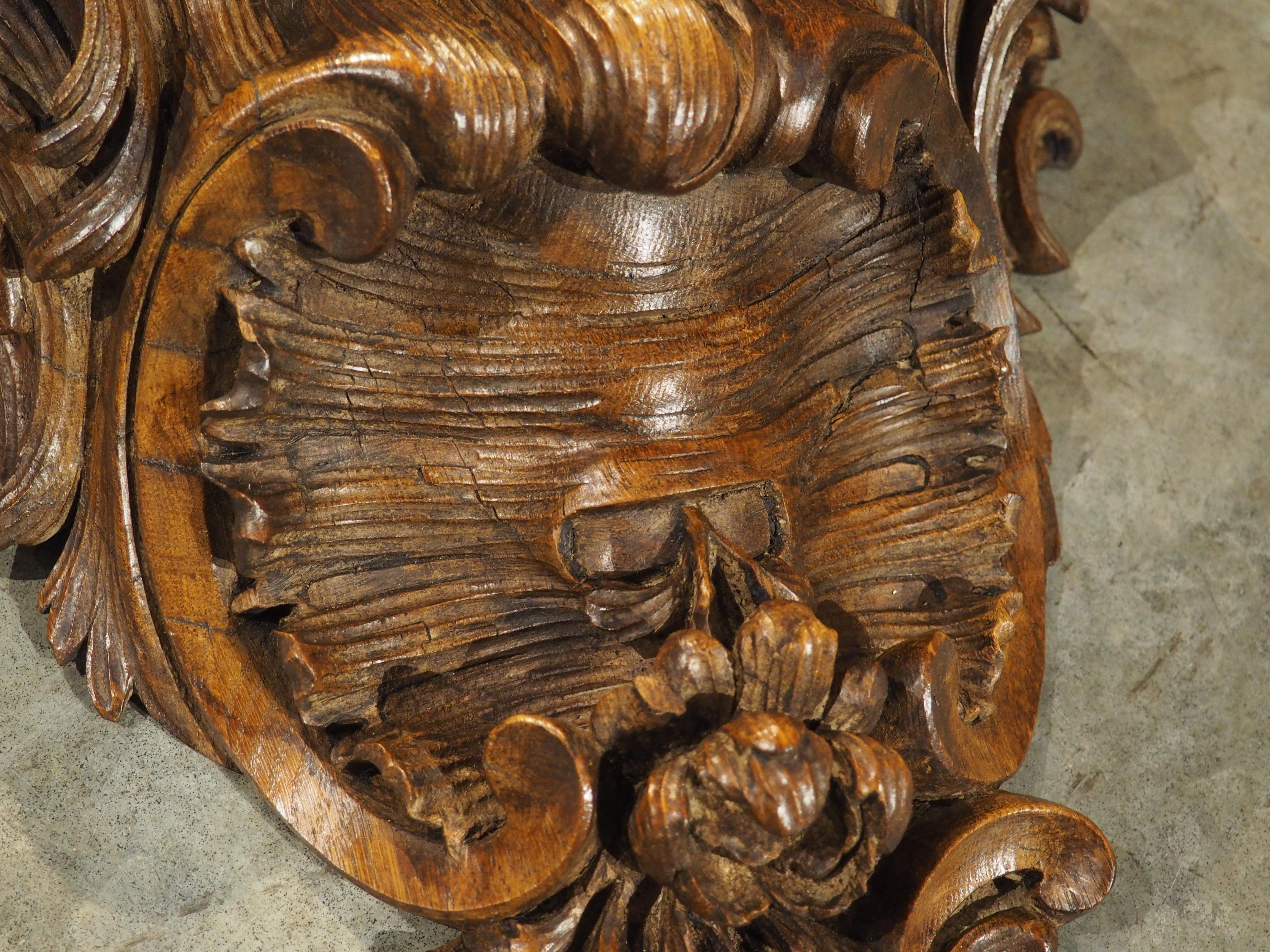 Große French Rococo Étagère Wandhalterung aus geschnitzter Eiche aus dem 18. (Französisch) im Angebot
