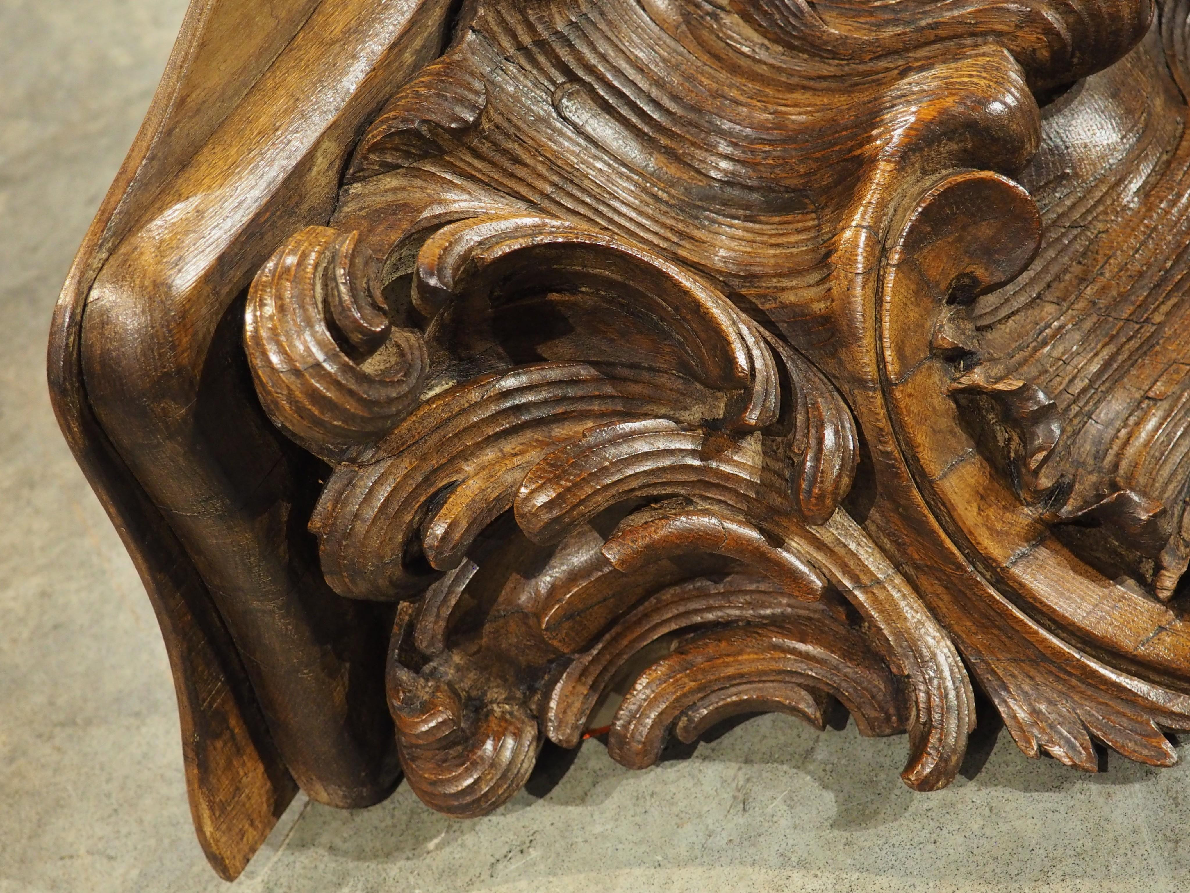 Große French Rococo Étagère Wandhalterung aus geschnitzter Eiche aus dem 18. (Handgeschnitzt) im Angebot