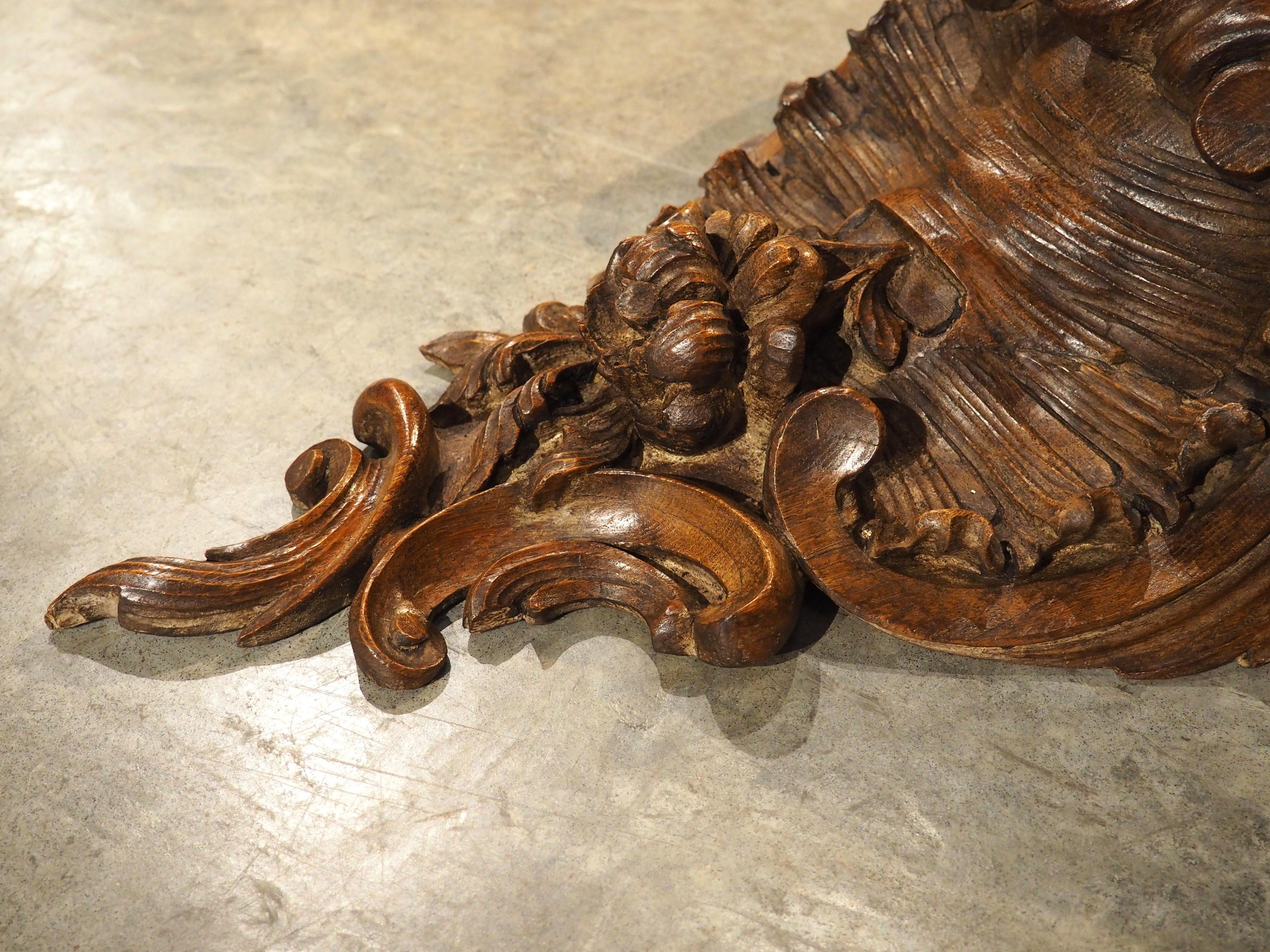 Große French Rococo Étagère Wandhalterung aus geschnitzter Eiche aus dem 18. (Holz) im Angebot