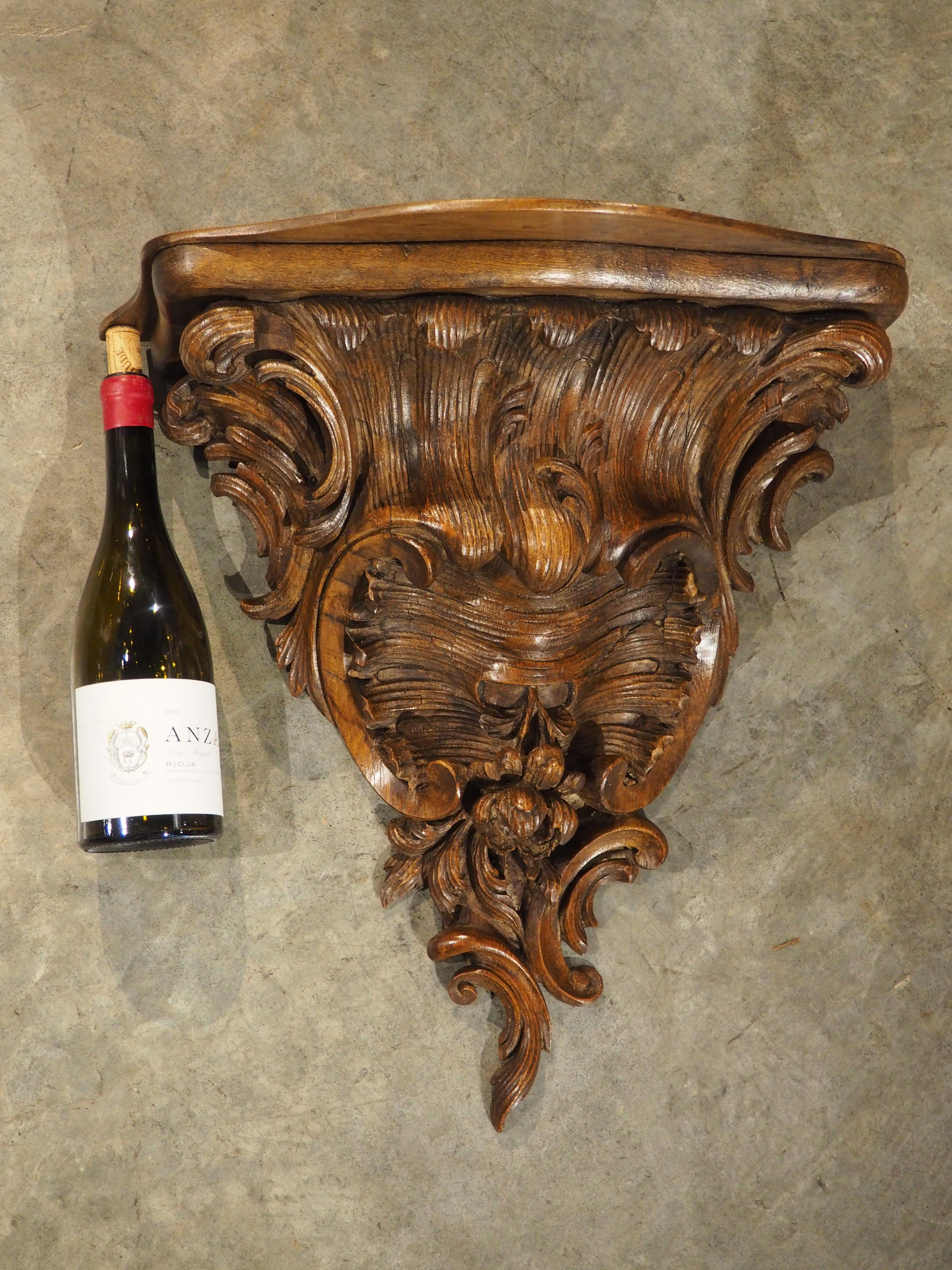 Große French Rococo Étagère Wandhalterung aus geschnitzter Eiche aus dem 18. im Angebot 1