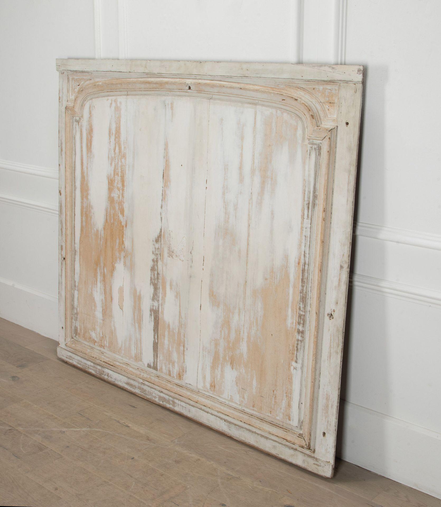 Große, weiß bemalte, geformte Holztafel aus dem 18. Jahrhundert.
CIRCA 1780.