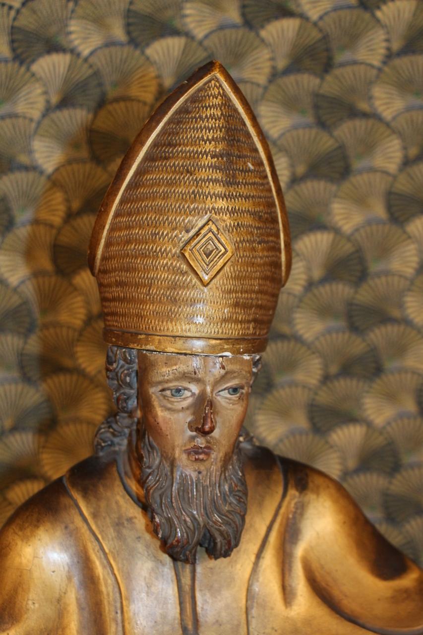 Statue aus vergoldetem Holz mit abnehmbarer Gehrung oder kahlem Kopf Minimale Verluste und Patina der Zeit Unfälle an einer Hand (er muss einen Stock gehalten haben)