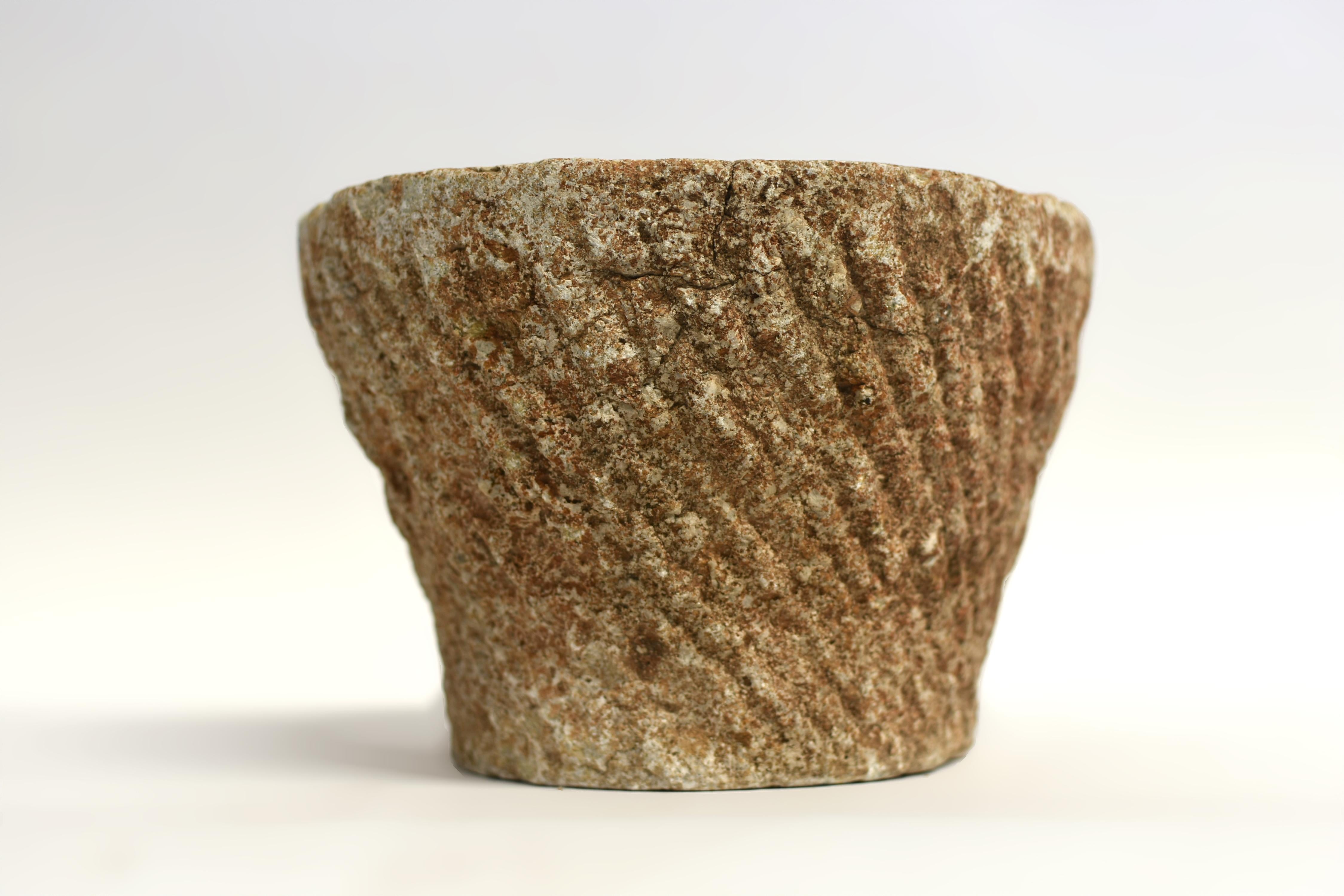 Une pièce d'une grande ancienneté nous vient du nord de la Chine. L'exceptionnelle grande coupe du 18e siècle en granit naturel, taillée et sculptée à la main, de forme conique avec une base ronde. D'un ton sable chaud, il présente des rayures