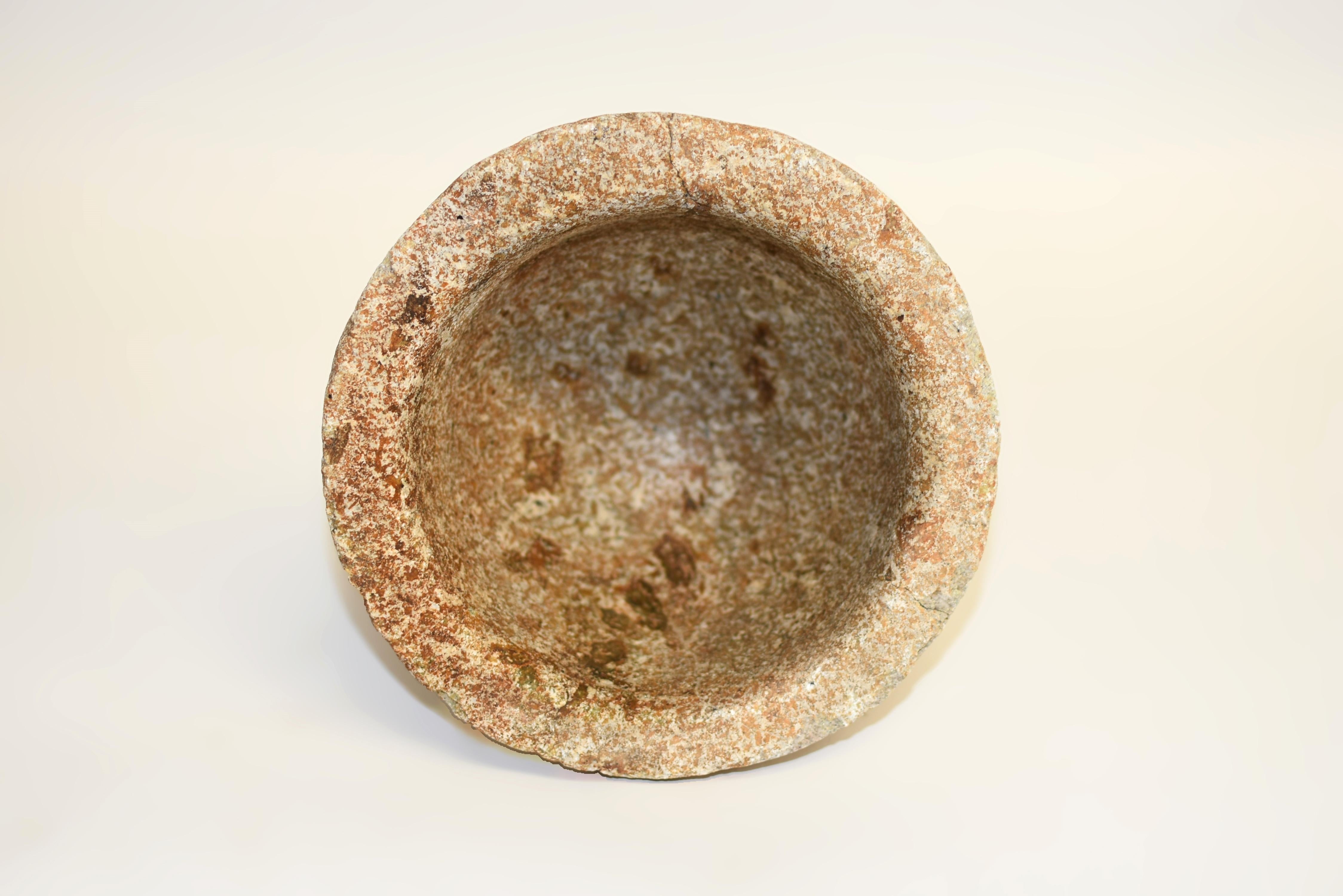 Sculpté à la main Grande jardinière de tombeau du 18ème siècle en pierre de granit 9 lb en vente