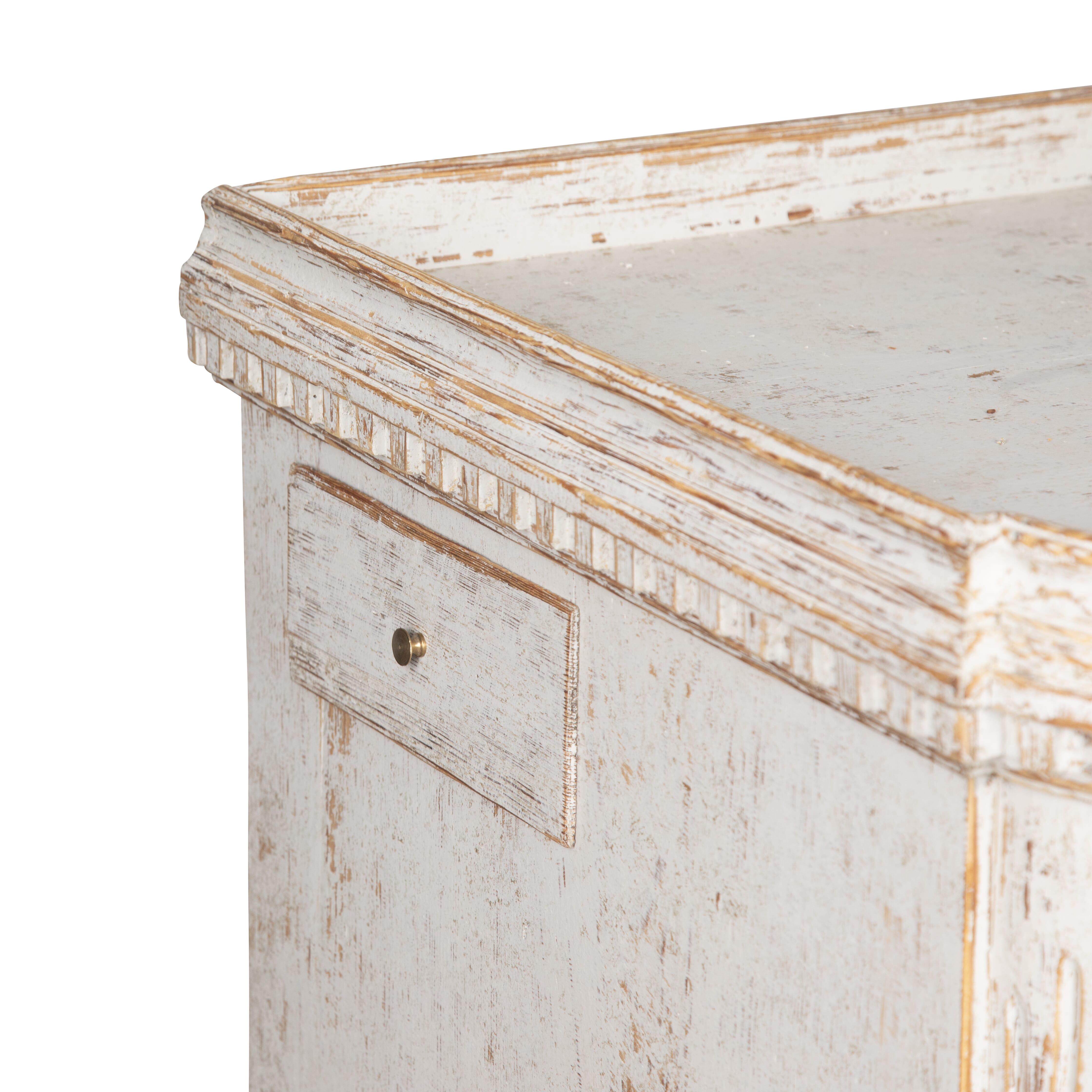 Large 18th Century Gustavian Sideboard In Good Condition In Tetbury, Gloucestershire