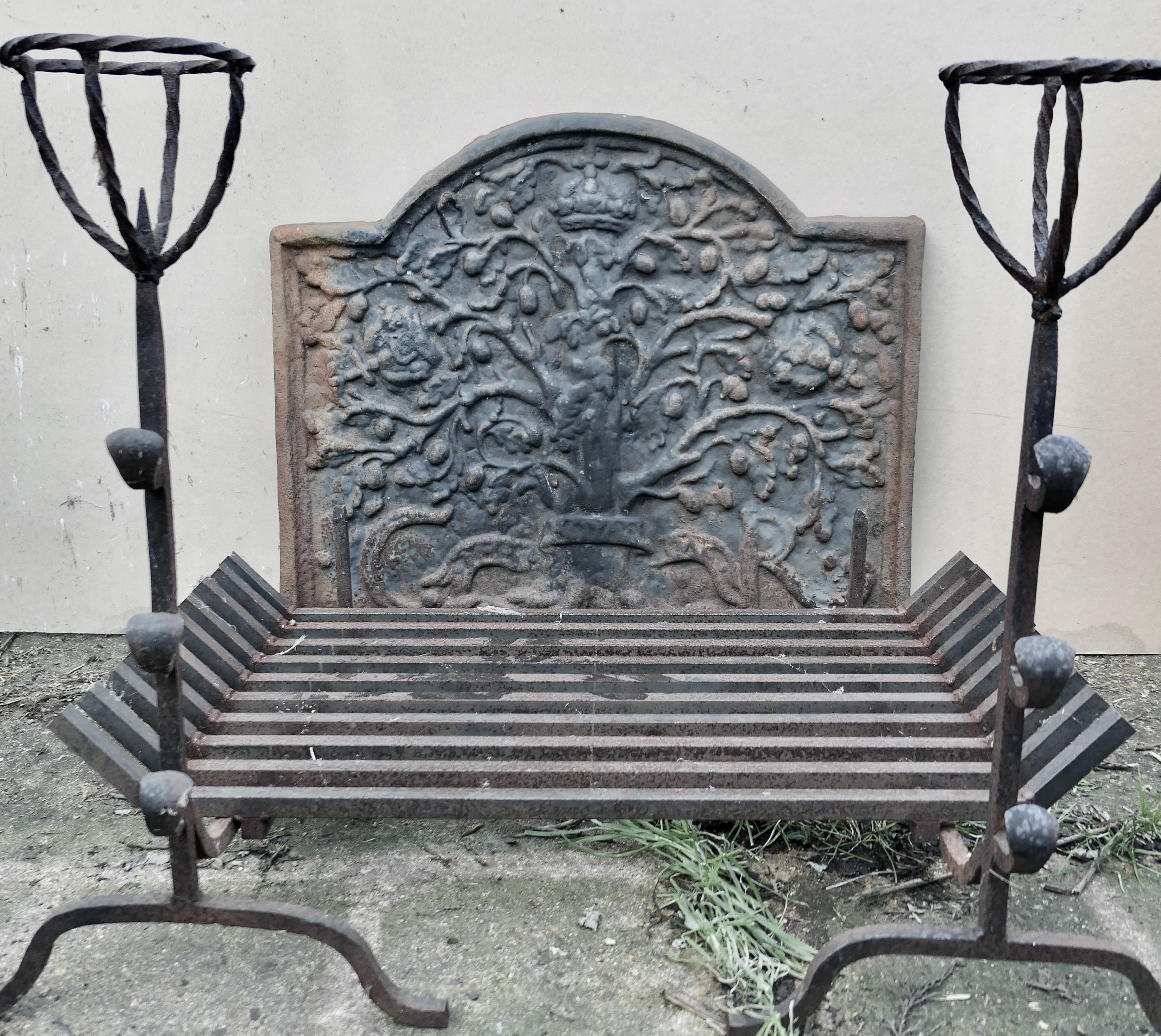  Large 18th Century Heavy Iron Fire Back, Andirons and Grate    In Good Condition For Sale In Chillerton, Isle of Wight