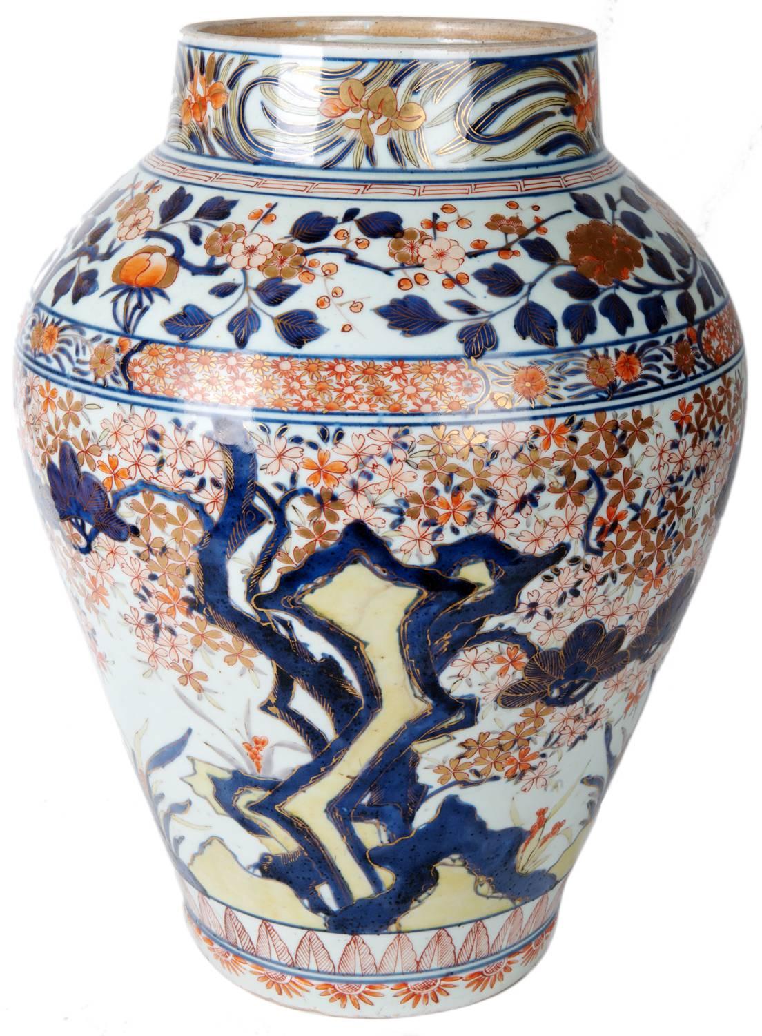 Large 18th Century Imari Vase In Excellent Condition In Brighton, Sussex