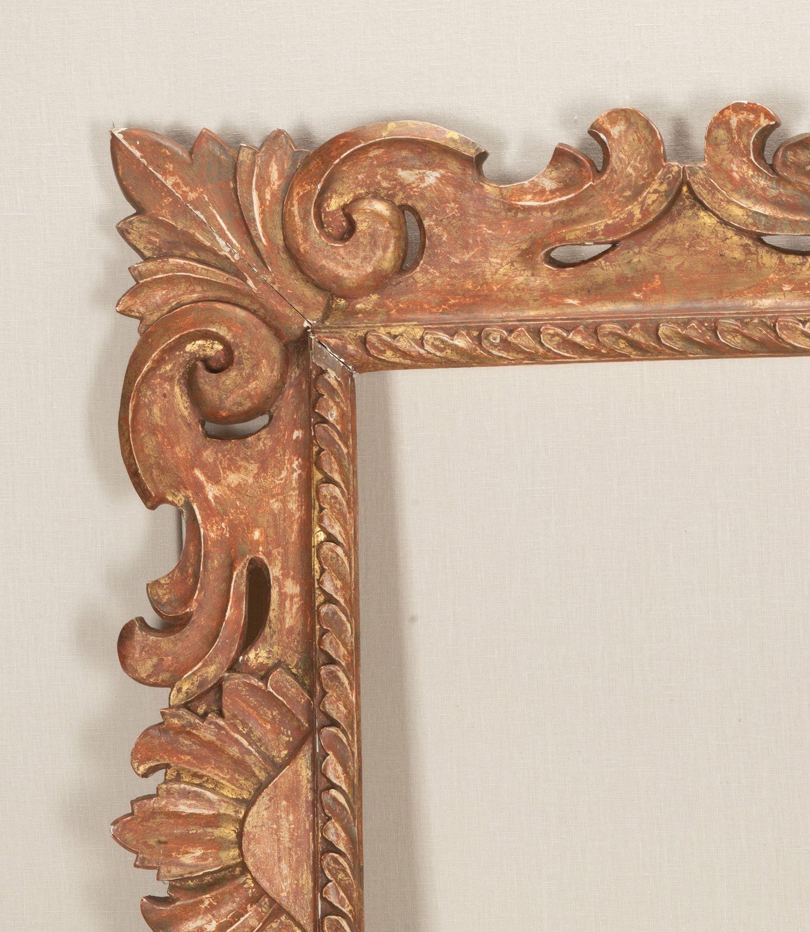 Un spectaculaire et très grand cadre sculpté du XVIIIe siècle. Partiellement grattée, elle présente un âge et une patine magnifiques. Cette pièce peut être suspendue telle quelle ou plaquée de verre ou d'un tableau pour s'adapter à n'importe quel