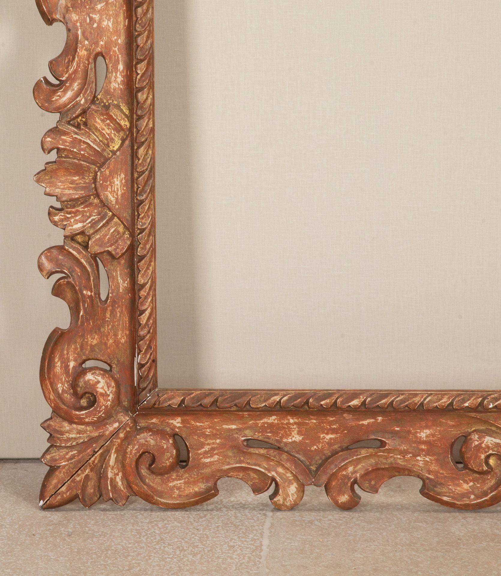 Bois Grand cadre italien sculpté du 18e siècle en vente