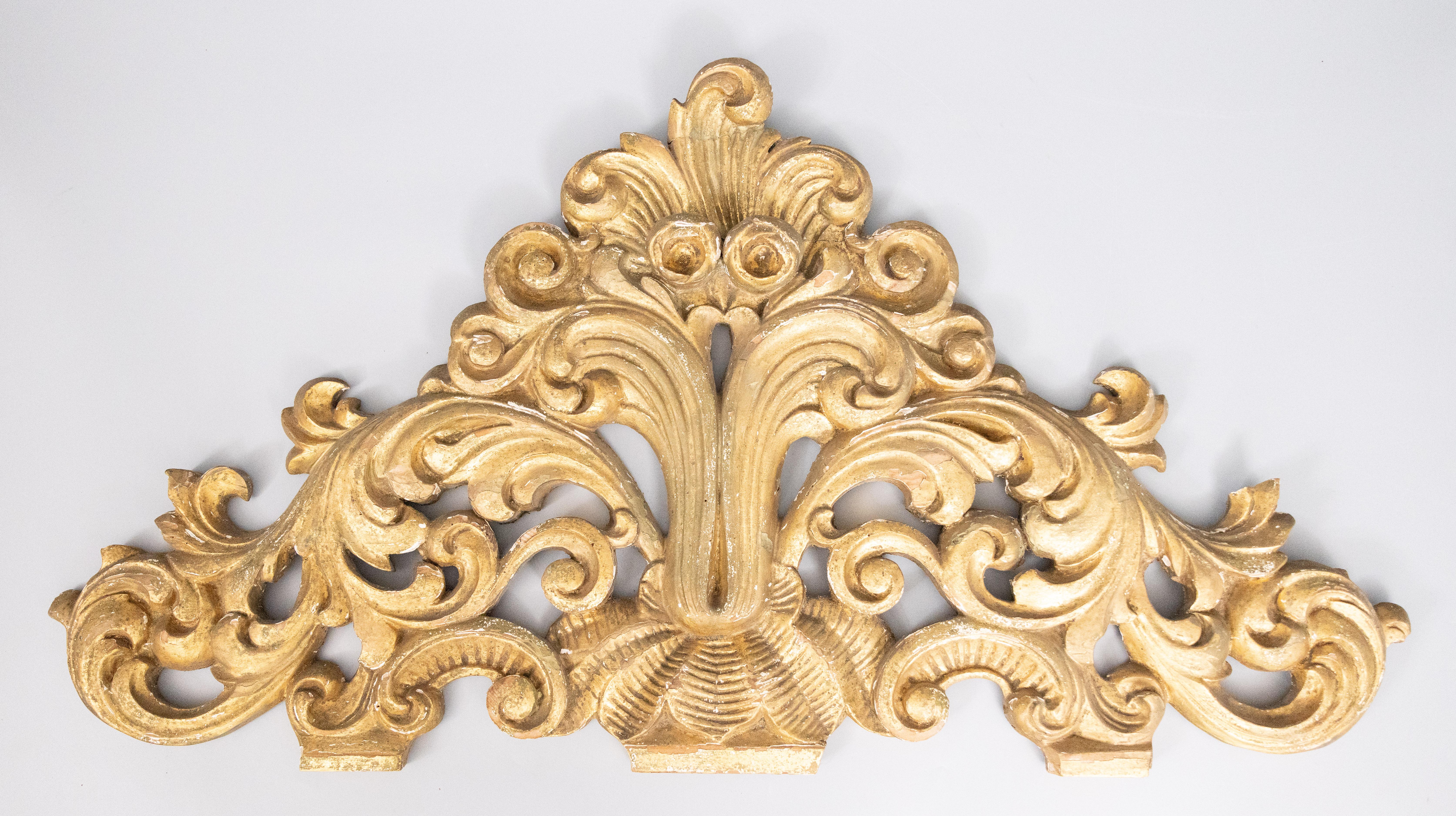 A gorgeous 18th-Century Italian gilt wood gold leaf over door pediment / architectural fragment / wall swag / hanging wall ornament. This stunning architectural element has lovely carved scrolls and roses and retains the beautiful original gilt