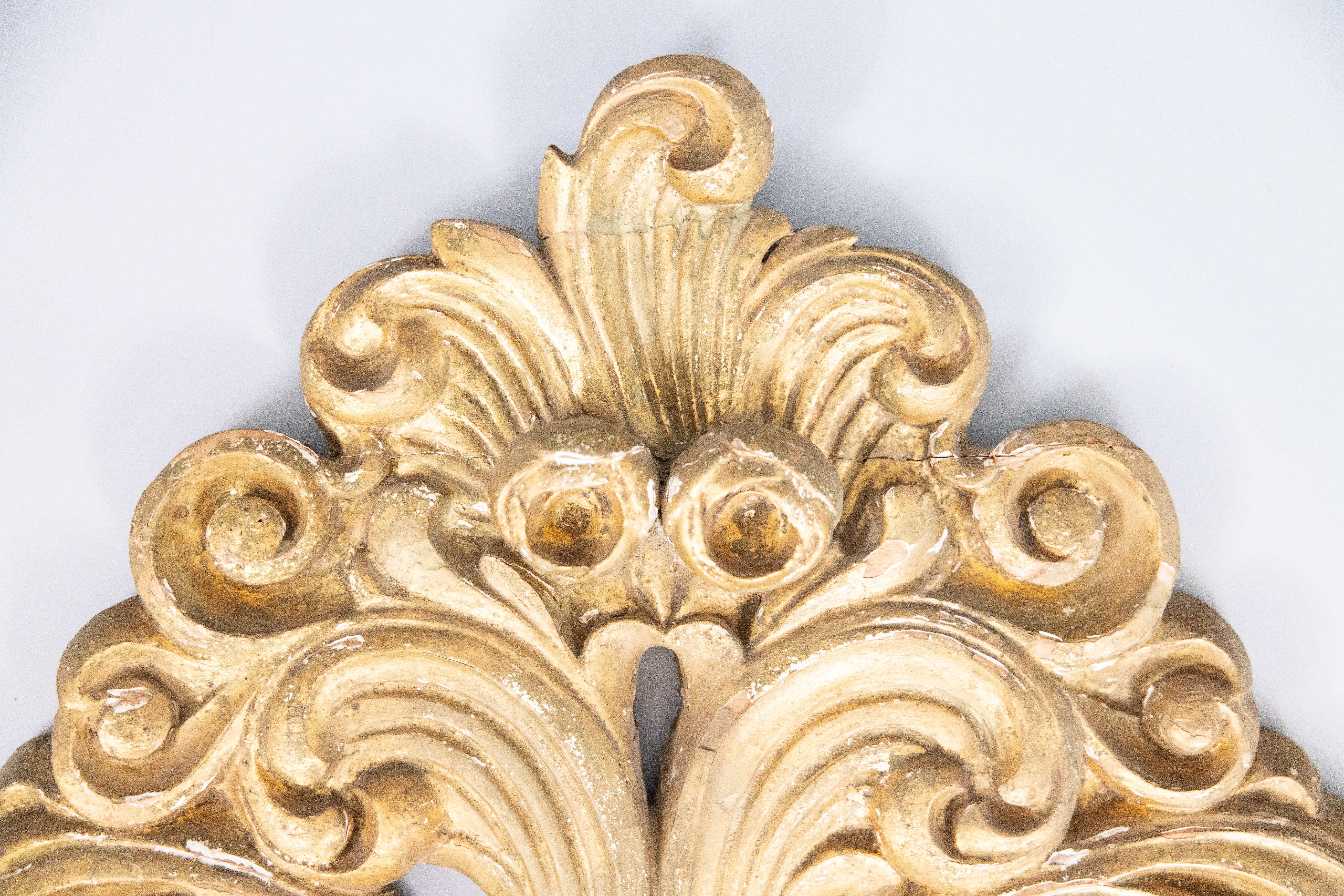18th C. Italian Carved Giltwood Pediment Architectural Fragment Wall Hanging In Good Condition For Sale In Pearland, TX