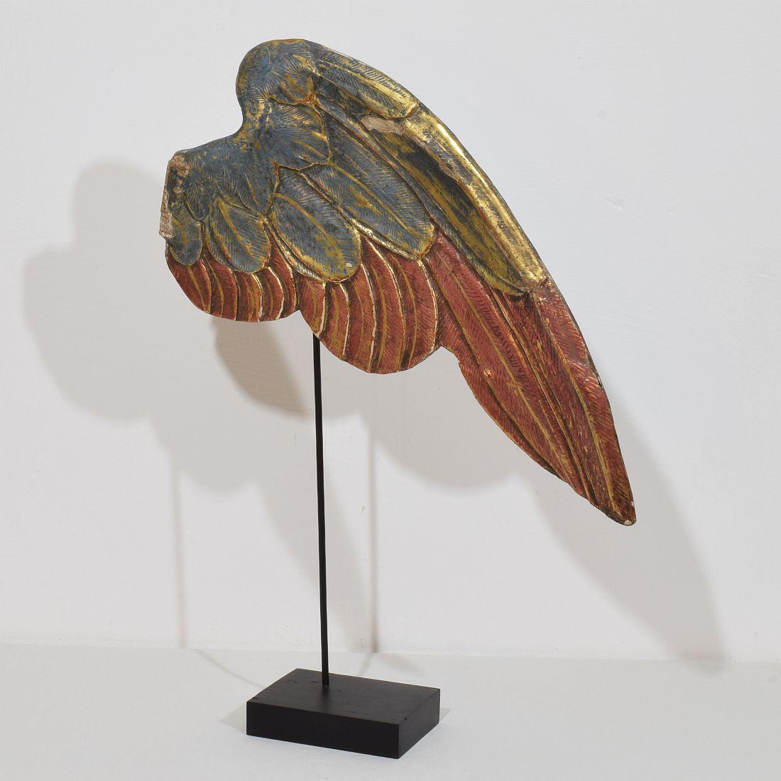 Hermosa gran ala de ángel barroca . Extremadamente raro de encontrar en este tamaño.
Artículo muy decorativo colocado sobre una base de madera.
Italia, hacia 1750. Pequeñas pérdidas y reparaciones antiguas. 
La medida de abajo incluye la base de