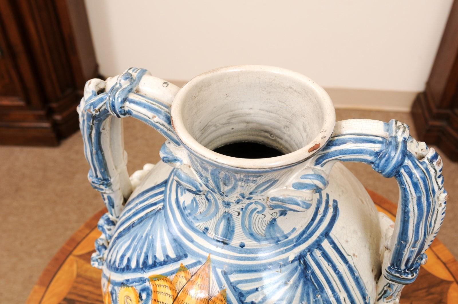 Große italienische Fayence-Vase aus dem 18. Jahrhundert mit Henkeln im Angebot 8