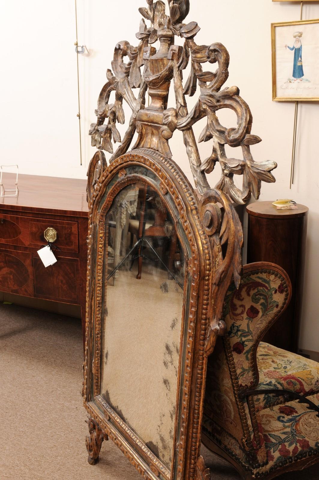 Grand miroir italien du 18ème siècle en bois doré avec crête d'urne en vente 4