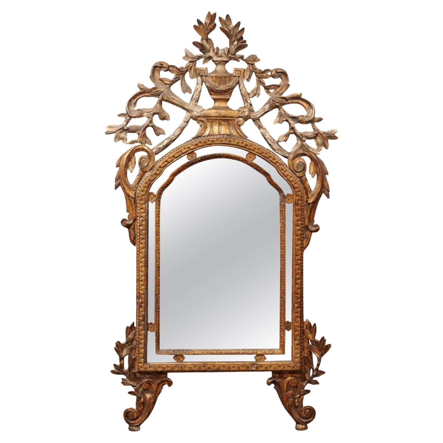 Grande specchio in legno dorato italiano del XVIII secolo con stemma a forma di urna