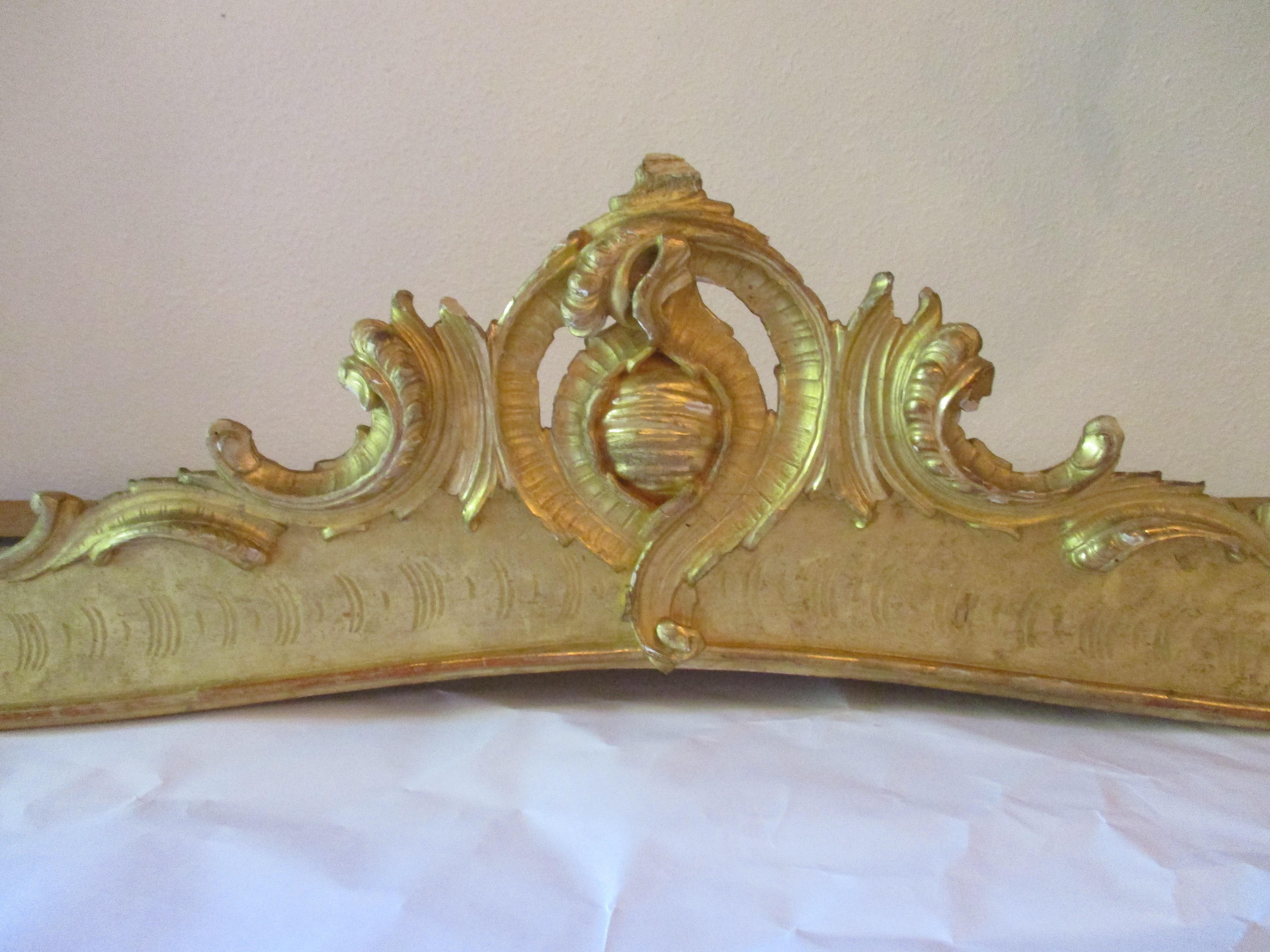 18th Century and Earlier Large 18th Century Italian Giltwood Valance For Sale