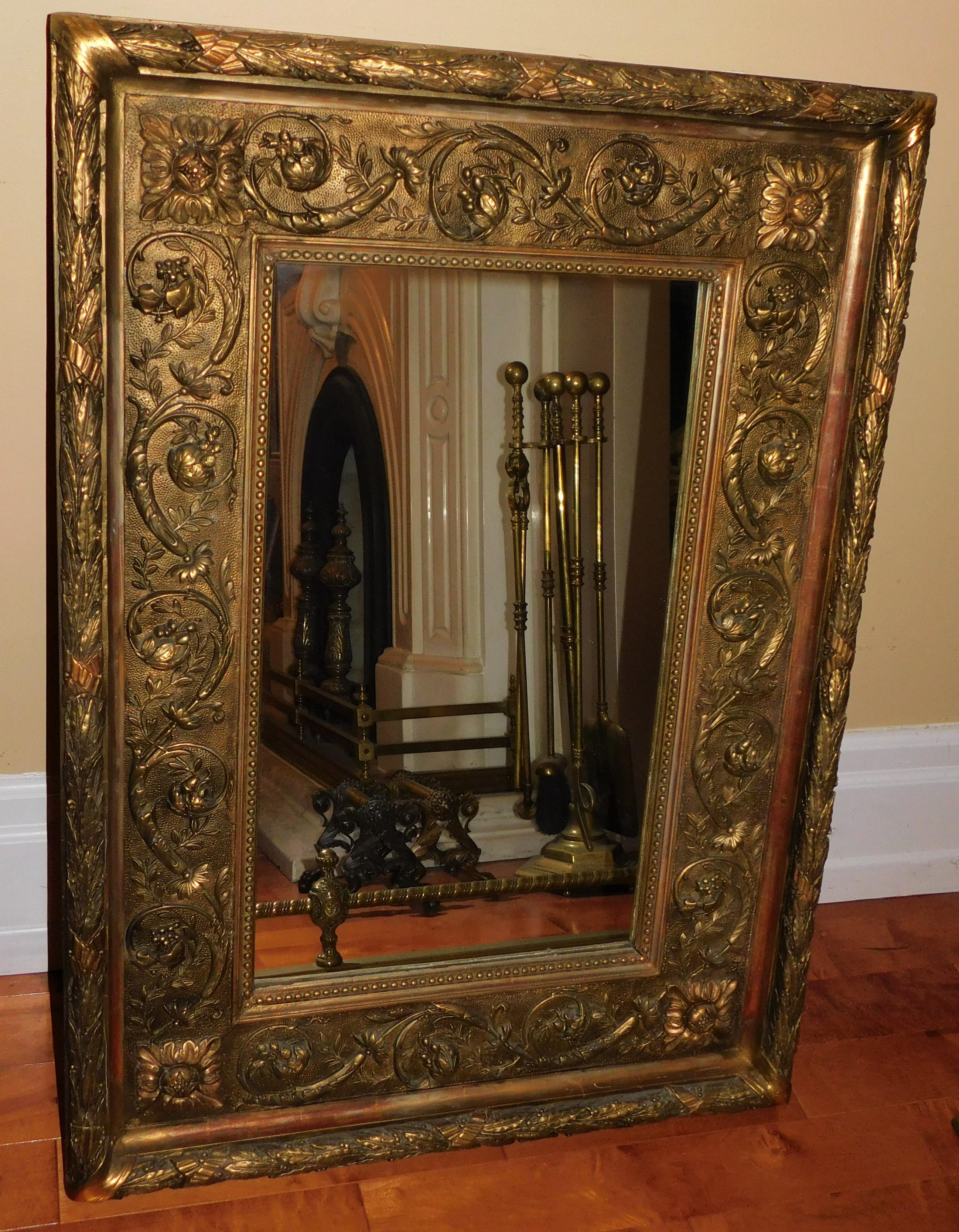 Miroir Grand miroir italien du 18ème siècle encadré d'or en vente