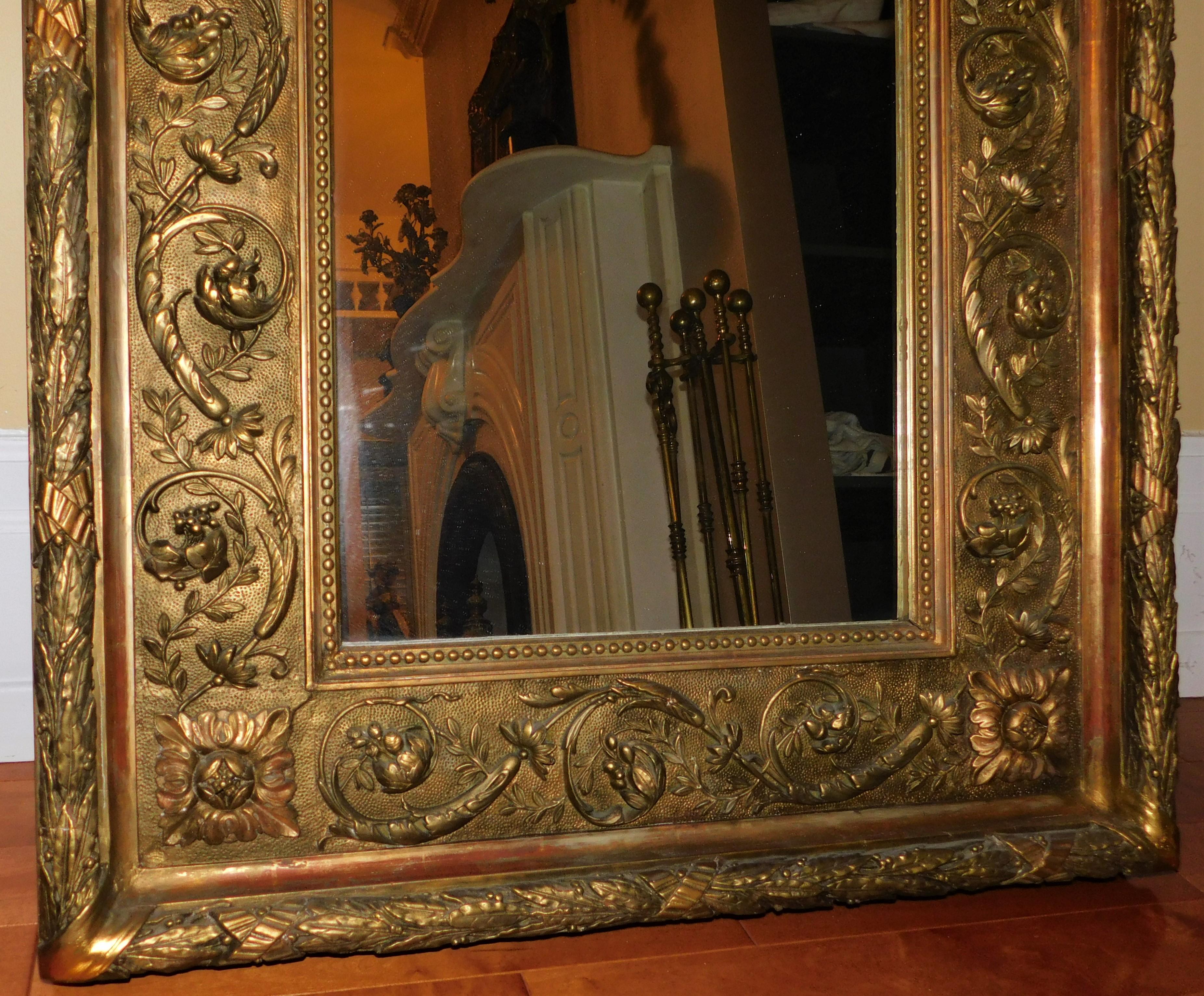 Grand miroir italien du 18ème siècle encadré d'or en vente 2