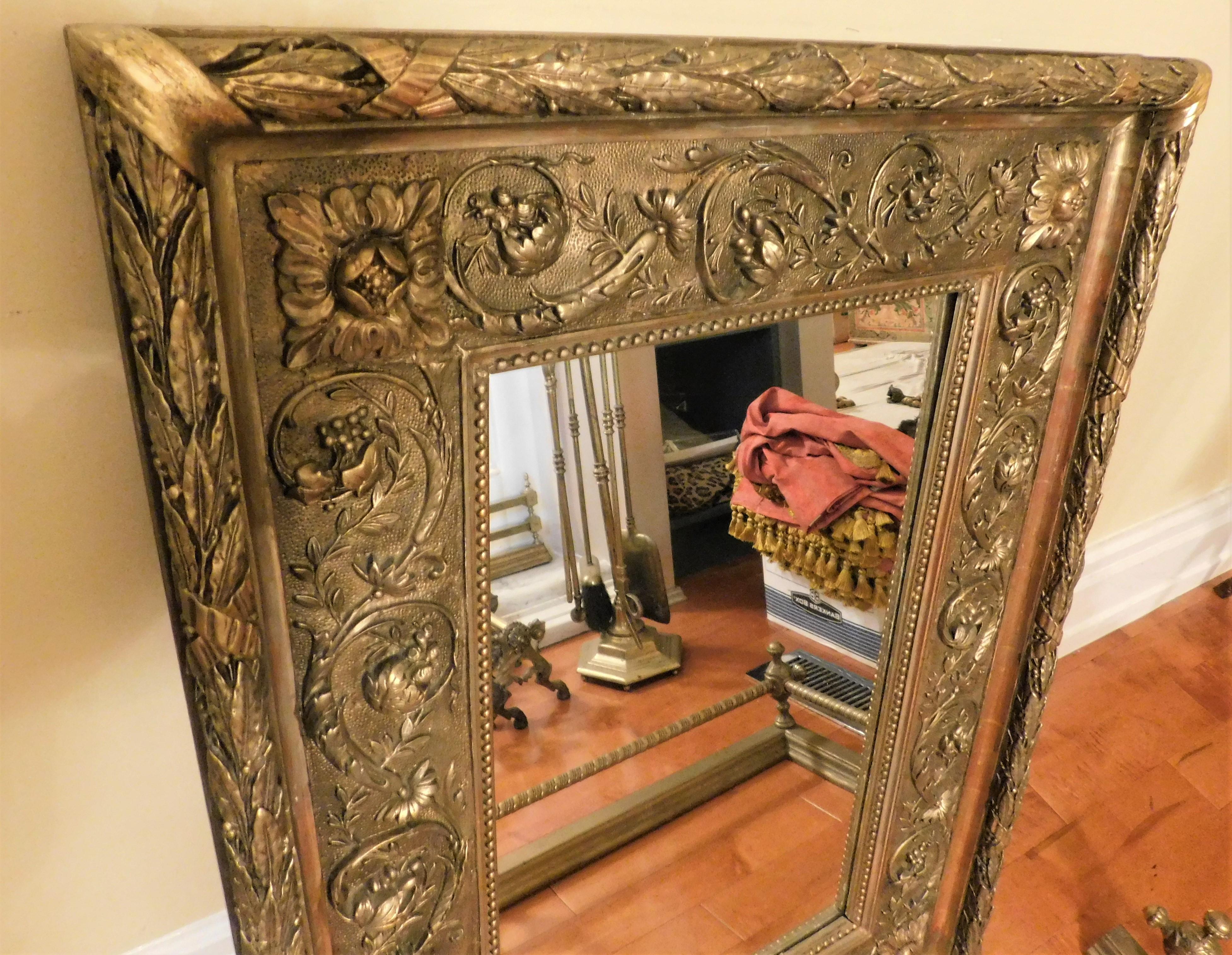 Grand miroir italien du 18ème siècle encadré d'or en vente 3