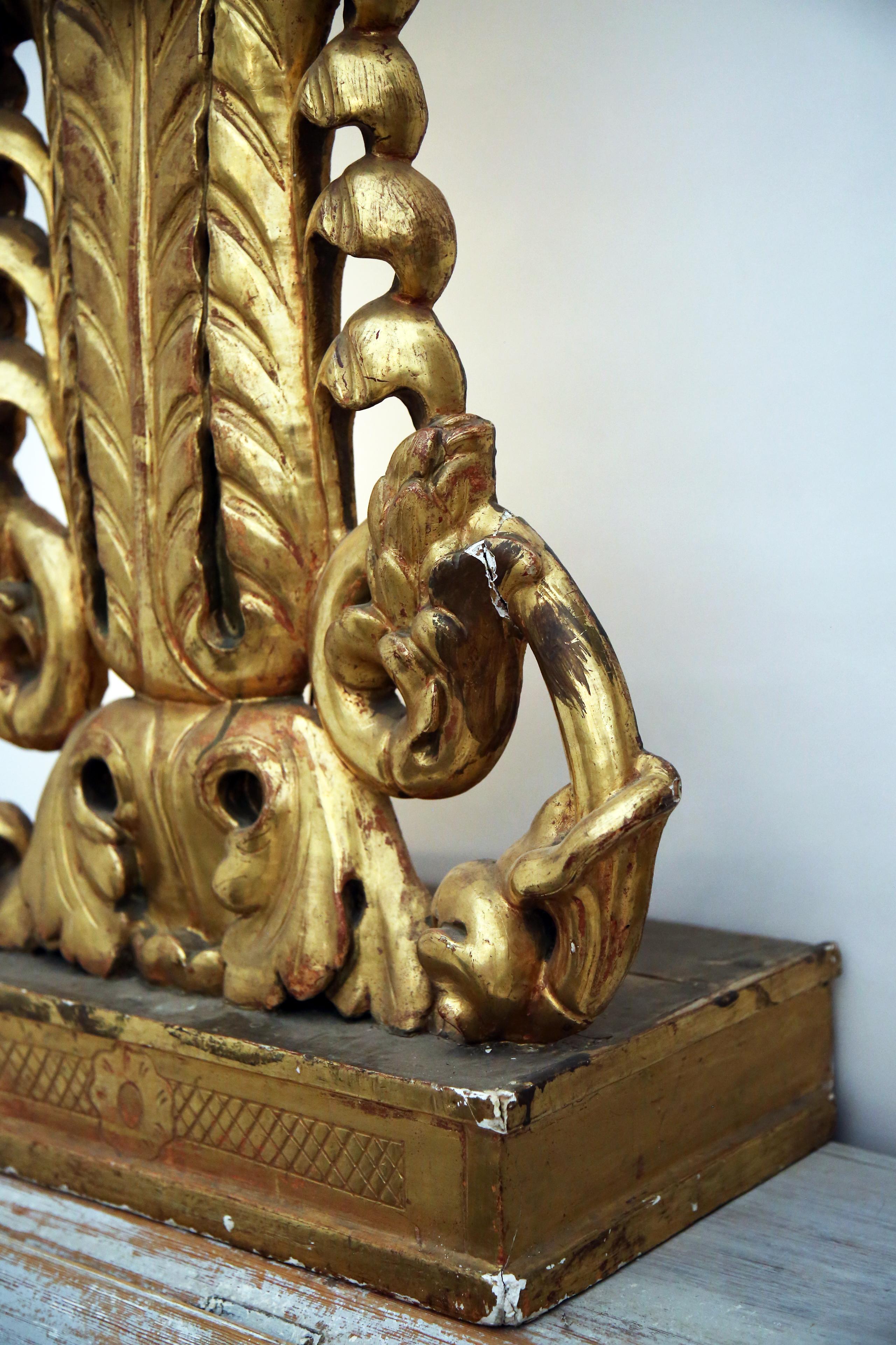 XVIIIe siècle et antérieur Grand candélabre italien du 18ème siècle en or doré  en vente