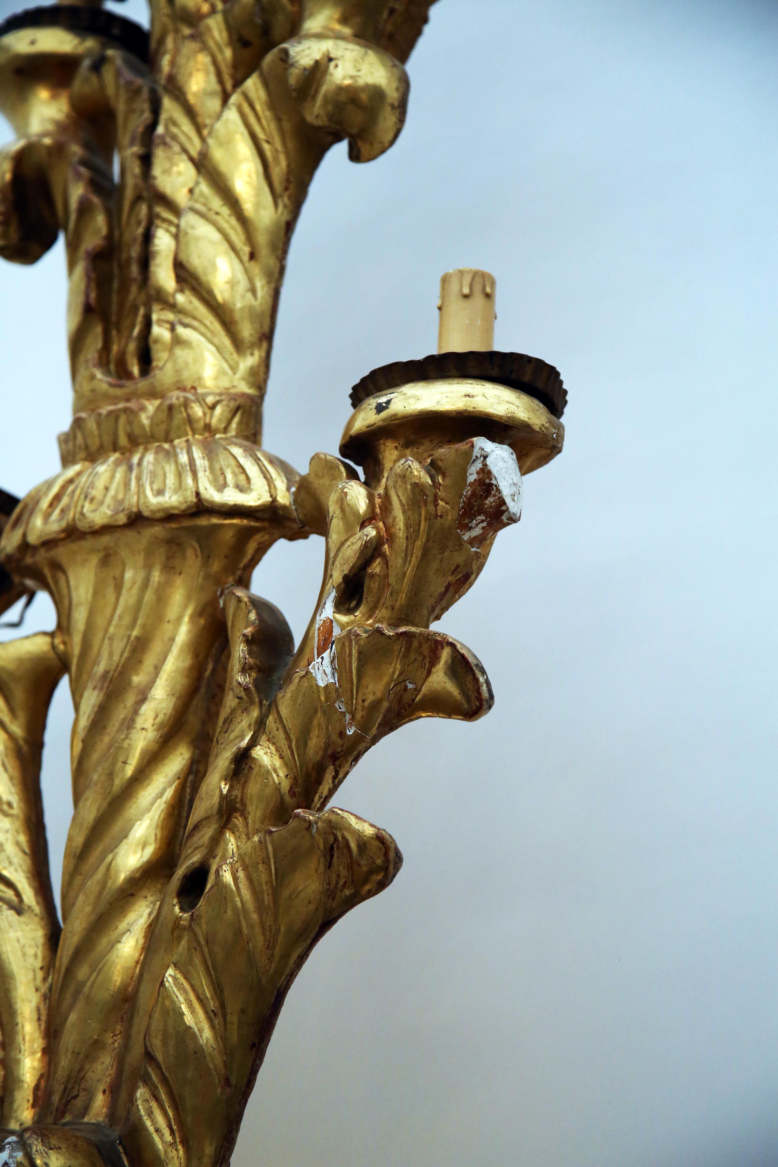 Feuille d'or Grand candélabre italien du 18ème siècle en or doré  en vente