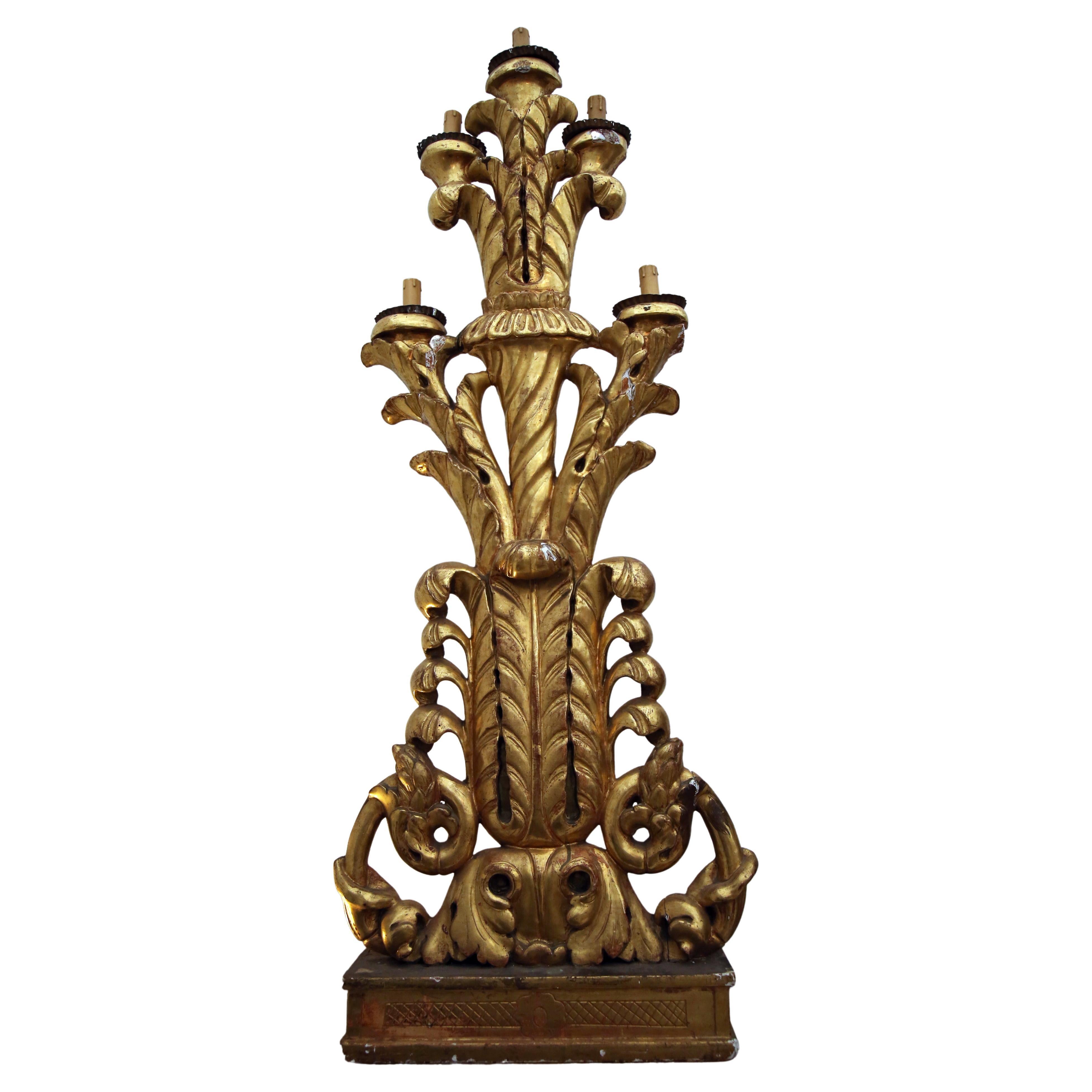 Grand candélabre italien du 18ème siècle en or doré  en vente