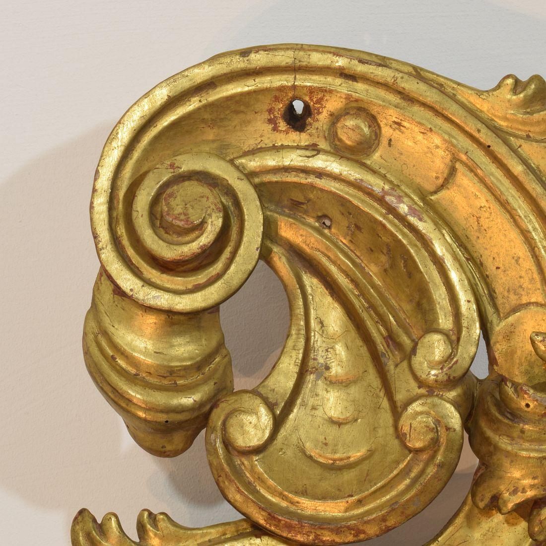 Large 18th Century Italian Hand Carved Giltwood Baroque Curl Ornament For Sale 3
