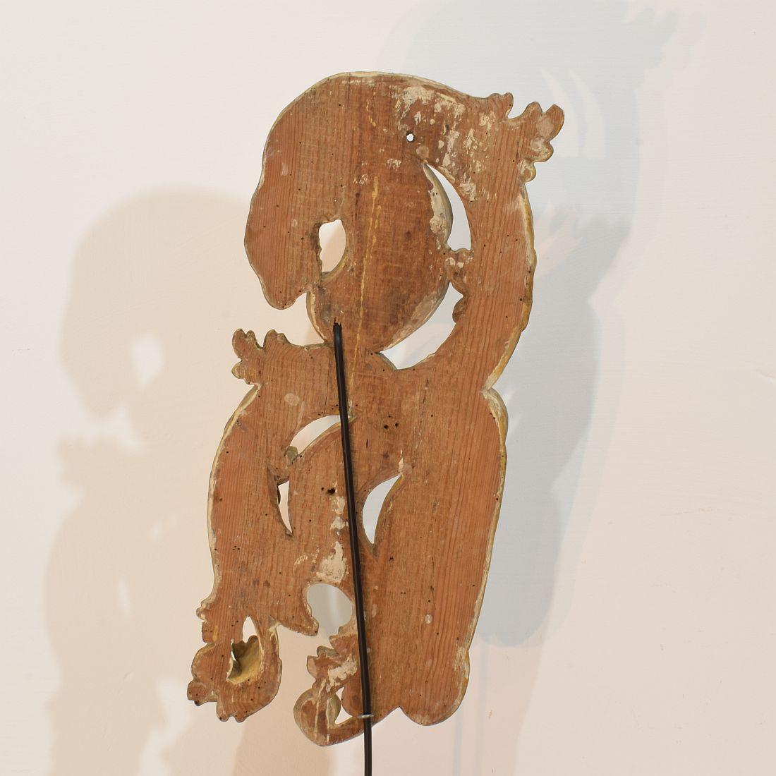 Gran adorno barroco de rizo italiano del siglo XVIII tallado a mano en madera dorada en venta 2