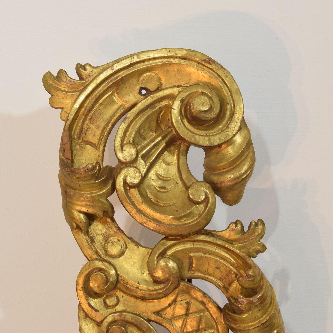 Large 18th Century Italian Hand Carved Giltwood Baroque Curl Ornament For Sale 5