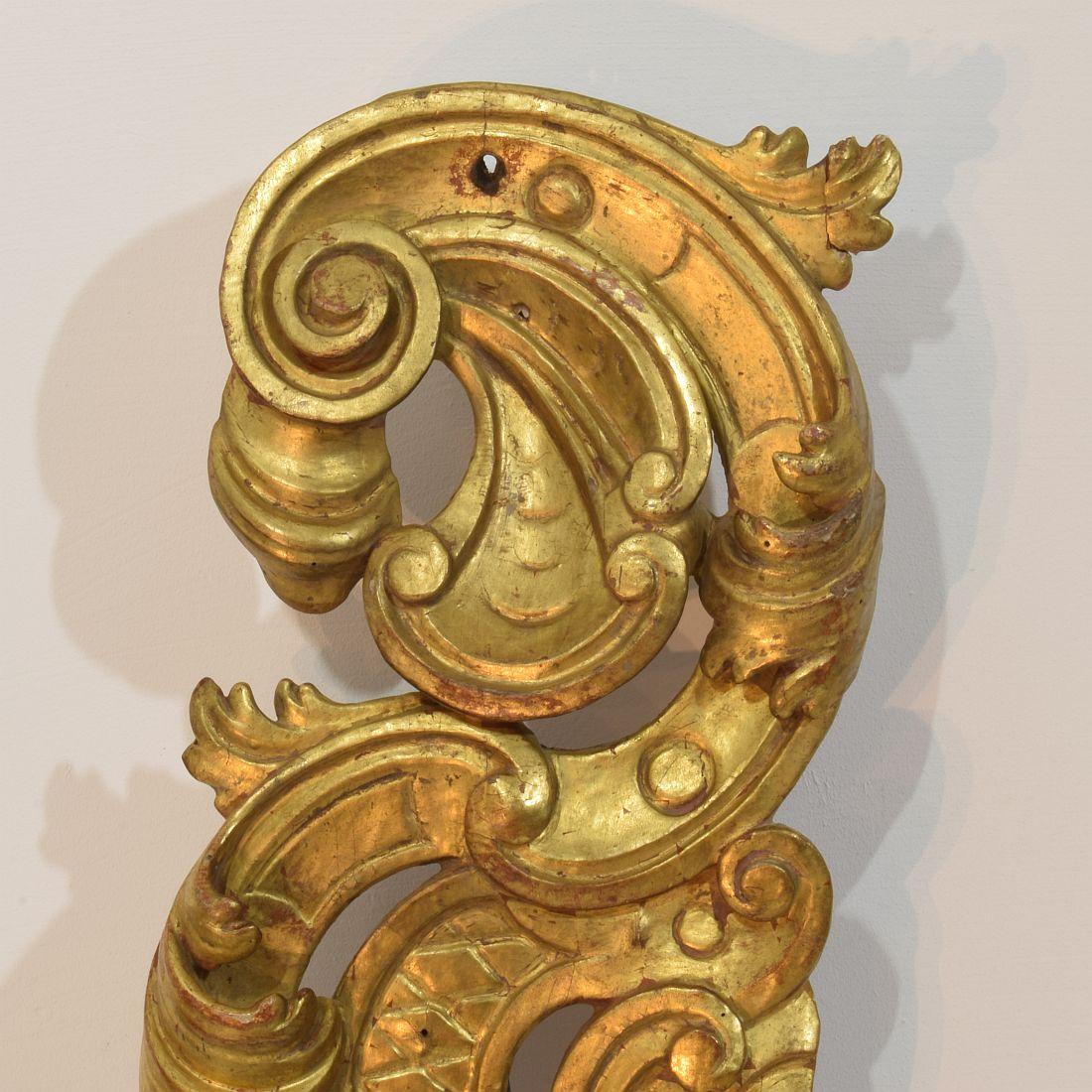 Large 18th Century Italian Hand Carved Giltwood Baroque Curl Ornament For Sale 5