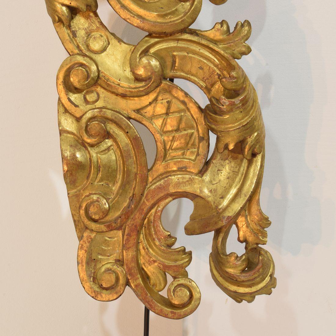 Large 18th Century Italian Hand Carved Giltwood Baroque Curl Ornament For Sale 6