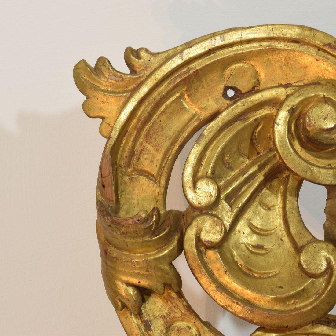 Large 18th Century Italian Hand Carved Giltwood Baroque Curl Ornament For Sale 8