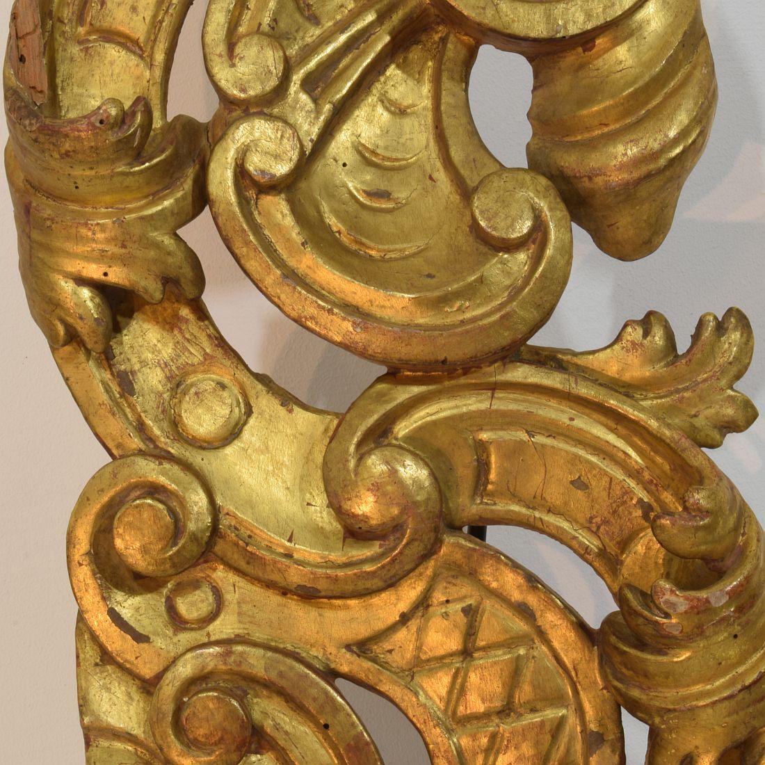 Large 18th Century Italian Hand Carved Giltwood Baroque Curl Ornament For Sale 9