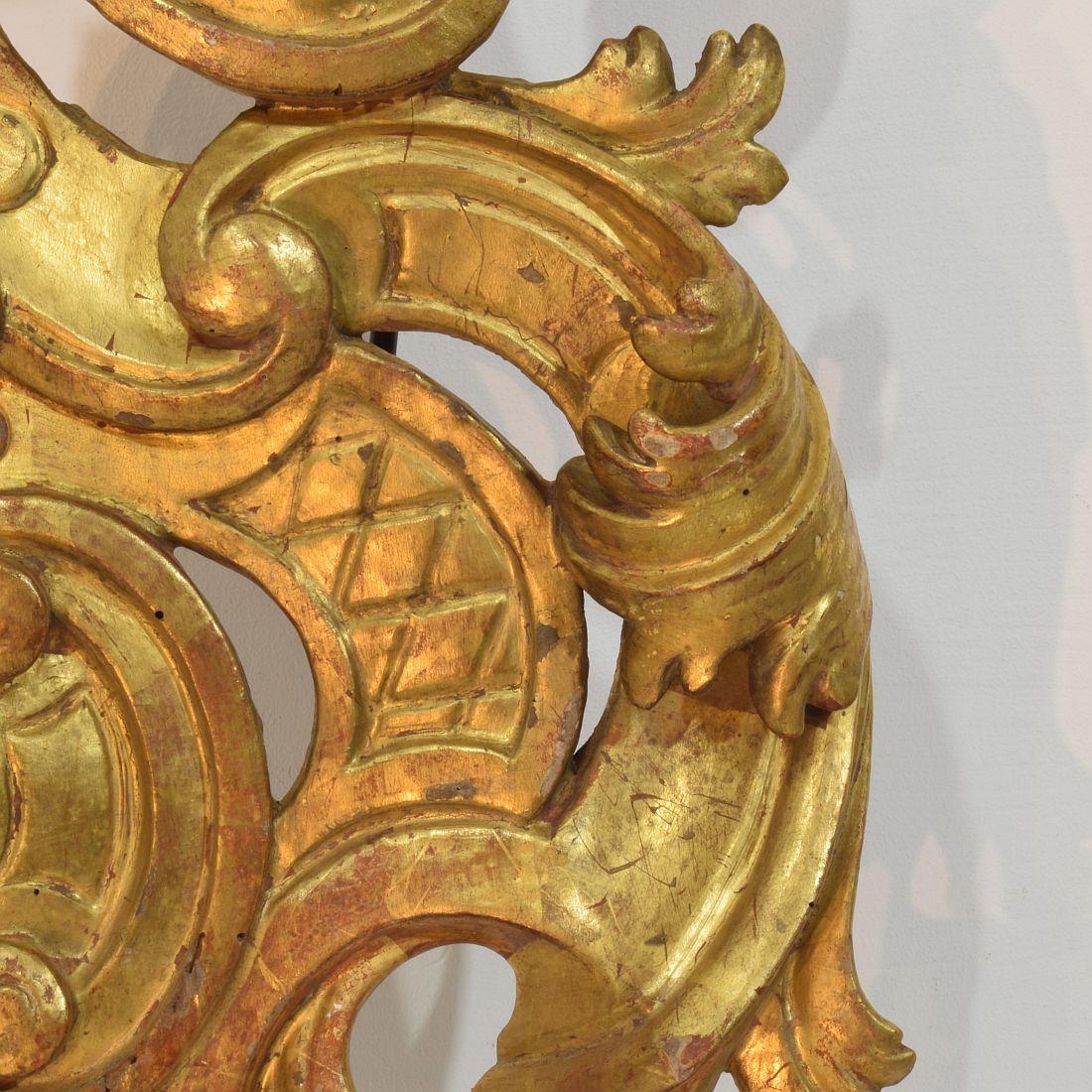 Large 18th Century Italian Hand Carved Giltwood Baroque Curl Ornament For Sale 10
