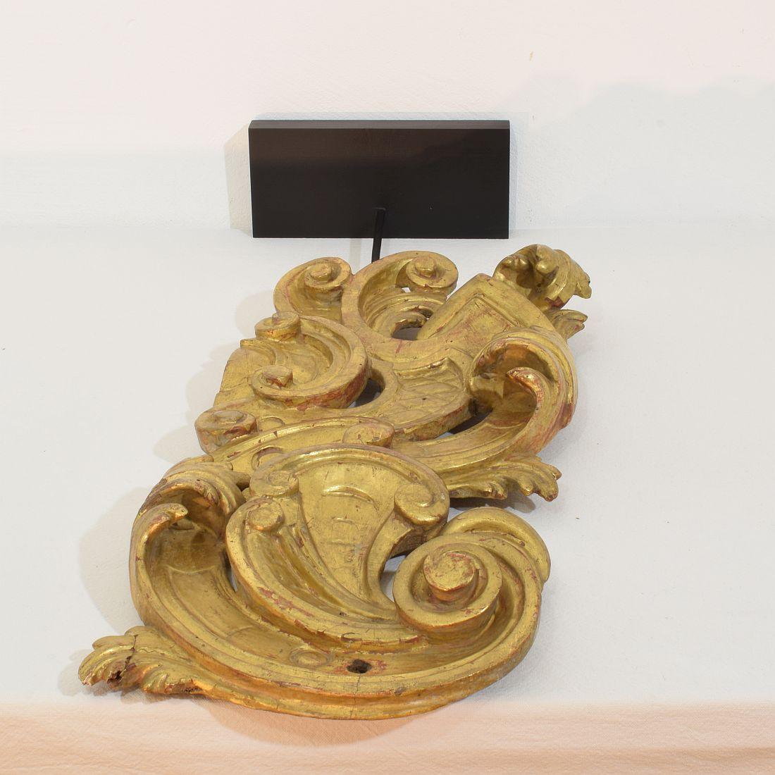 Large 18th Century Italian Hand Carved Giltwood Baroque Curl Ornament For Sale 12